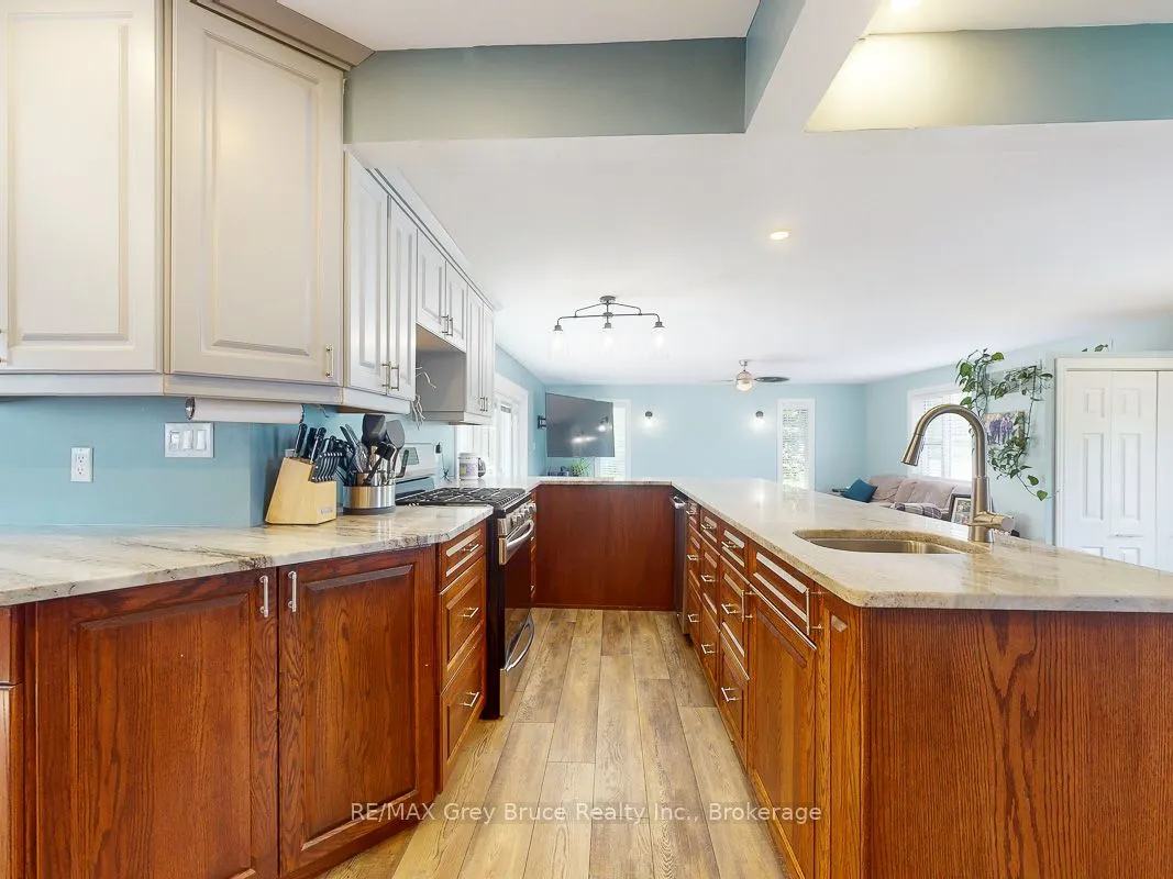 864 16th Street W