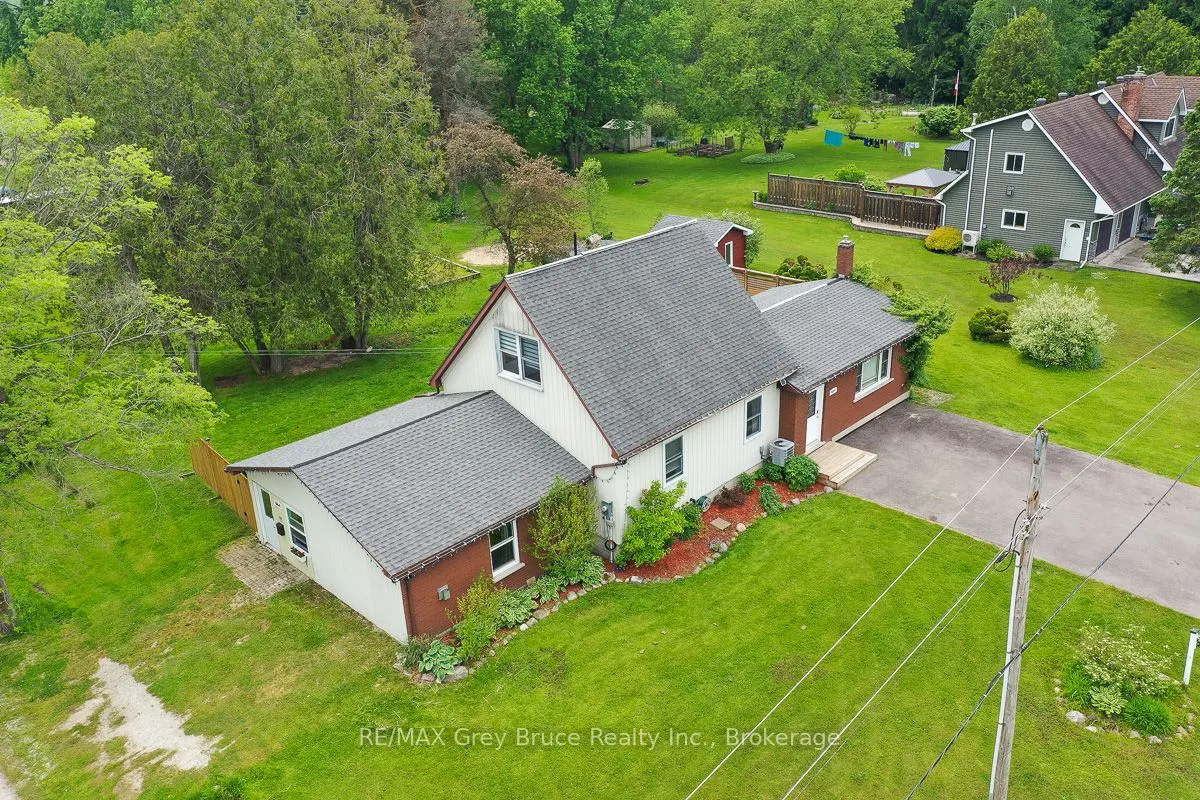 864 16th Street W
