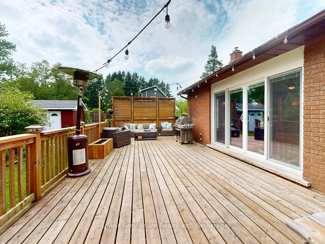 864 16th Street W