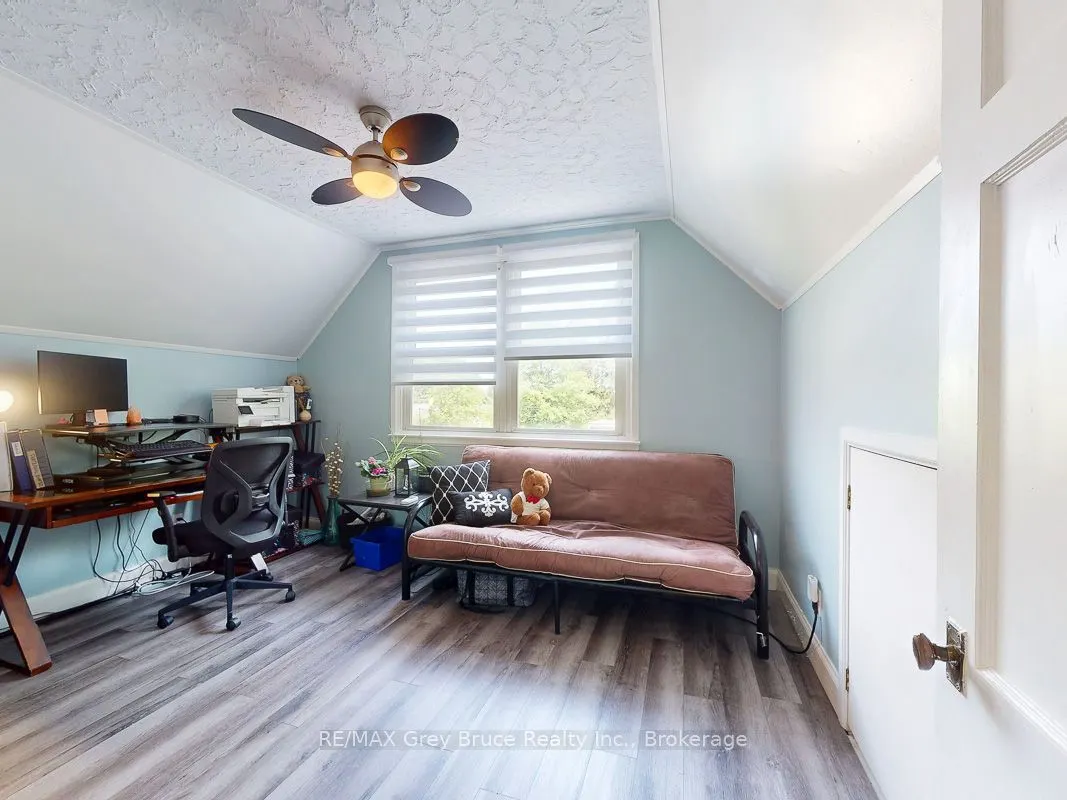 864 16th Street W