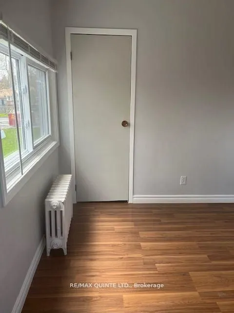 263 Dundas Street W