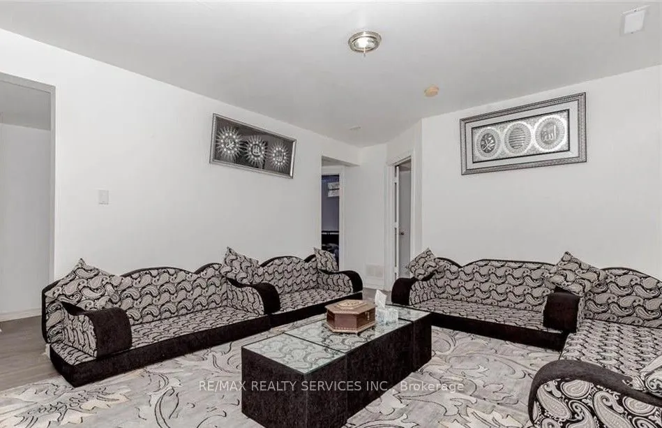 18 Greenlaw Place