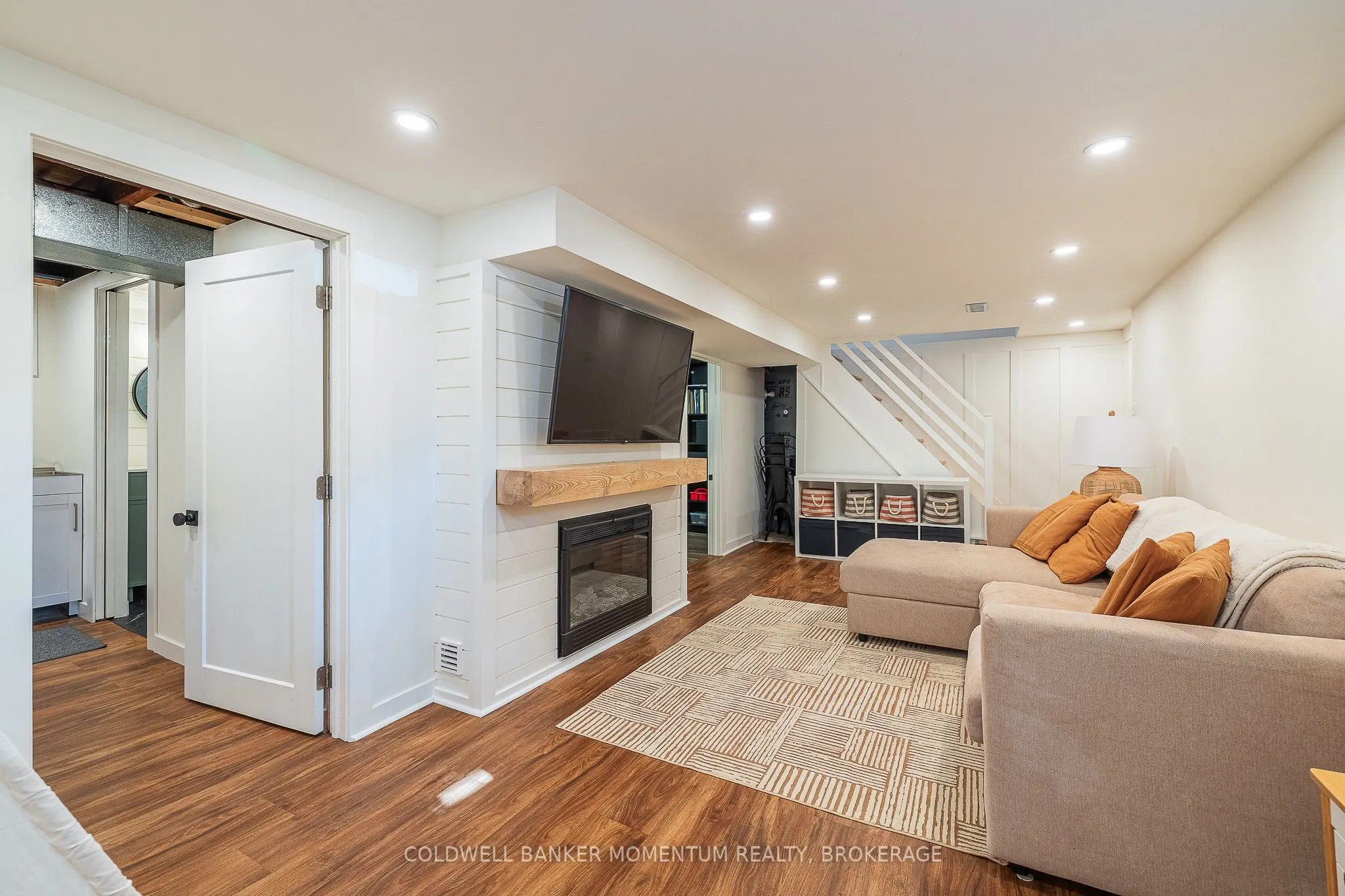 21 Carleton Street S