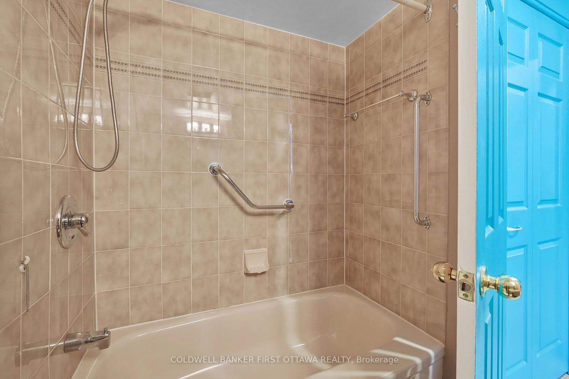 545 St Laurent Boulevard, #403
