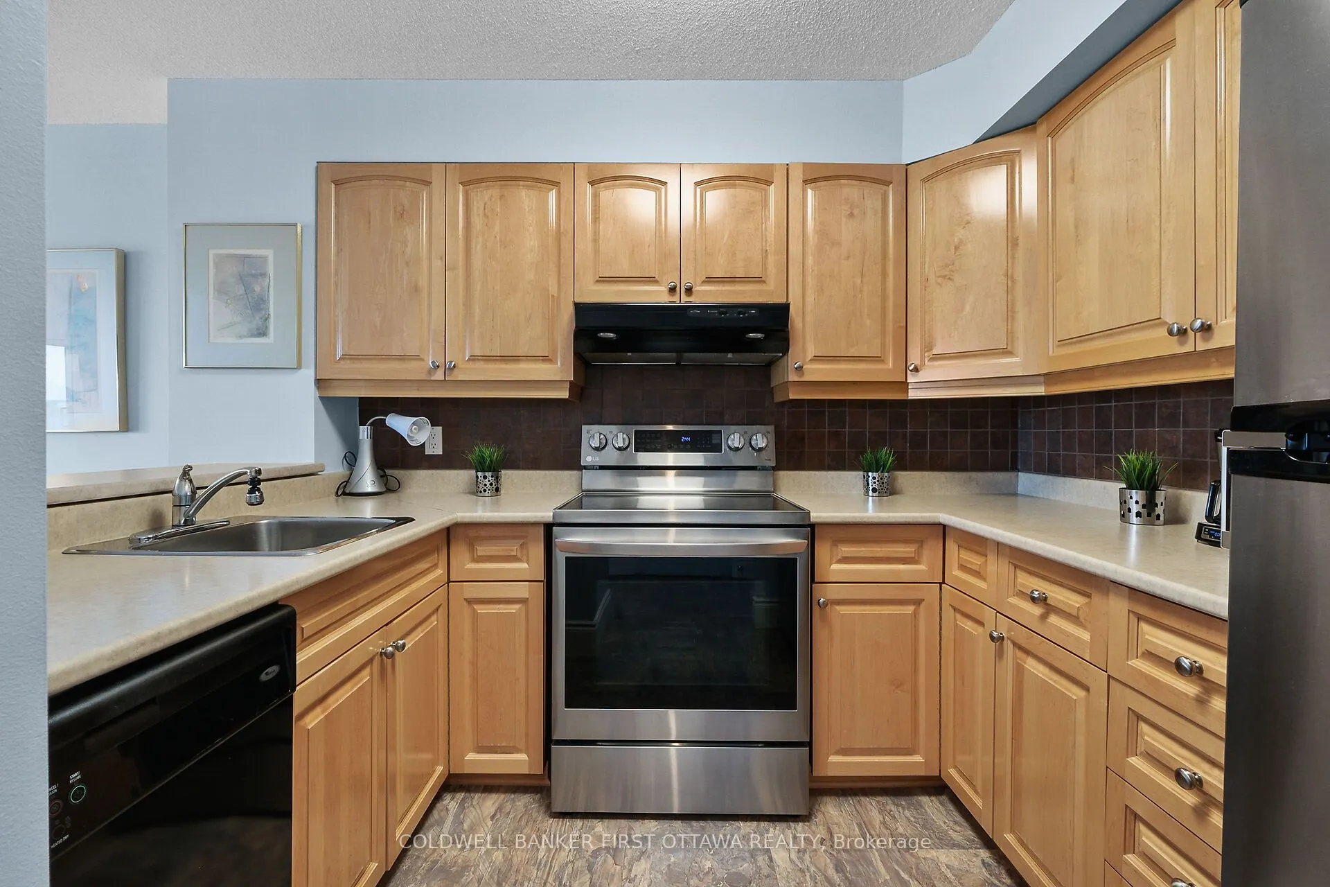 545 St Laurent Boulevard, #403