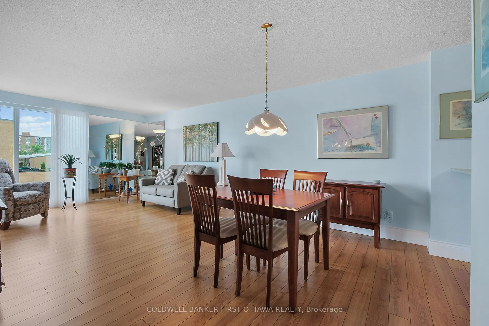 545 St Laurent Boulevard, #403