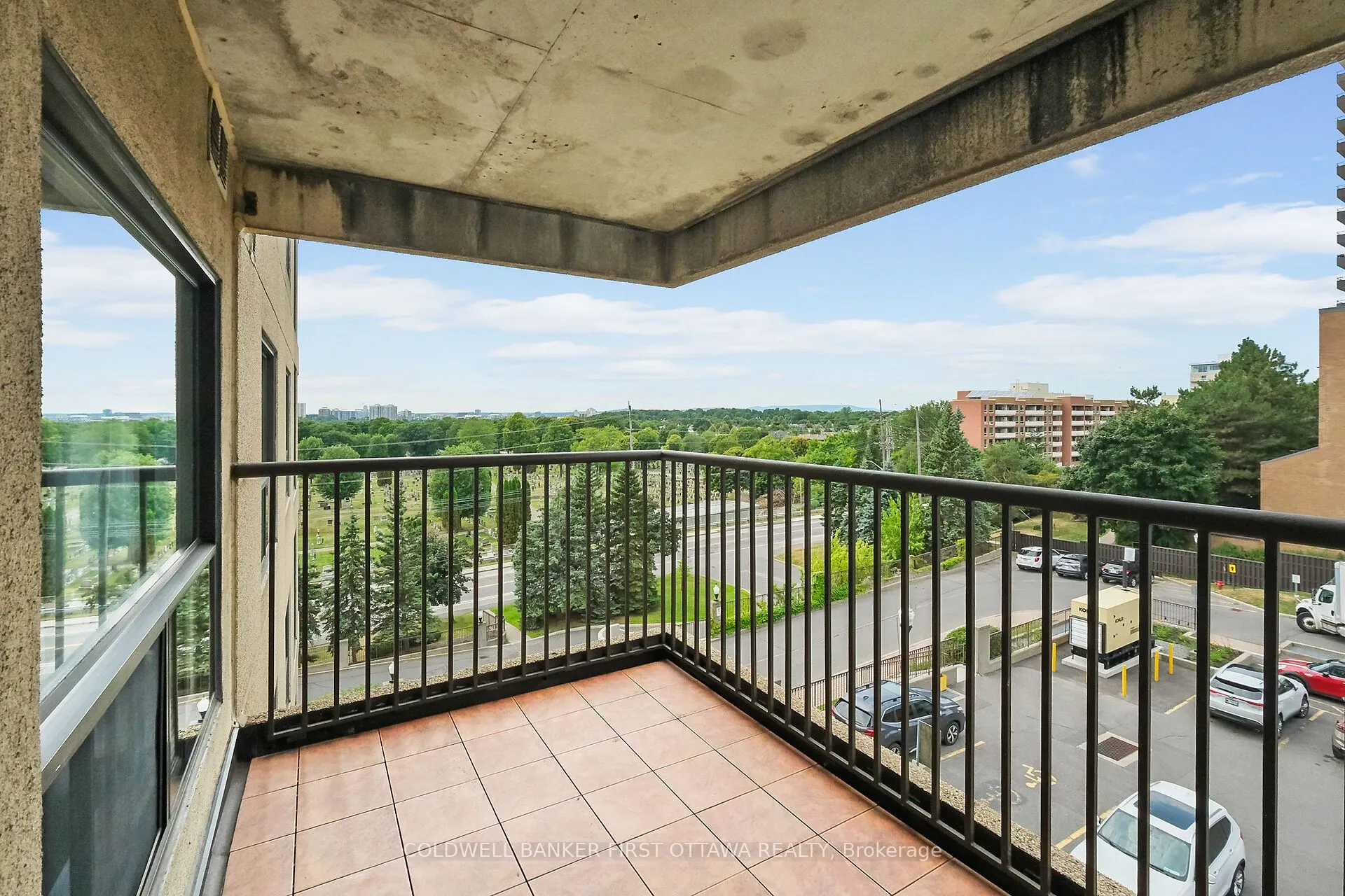 545 St Laurent Boulevard, #403