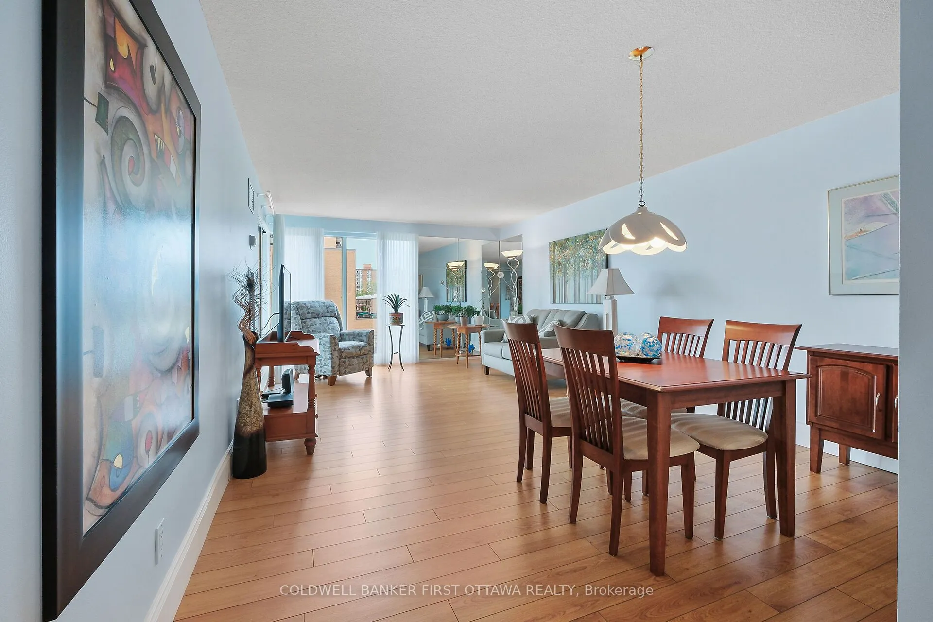 545 St Laurent Boulevard, #403