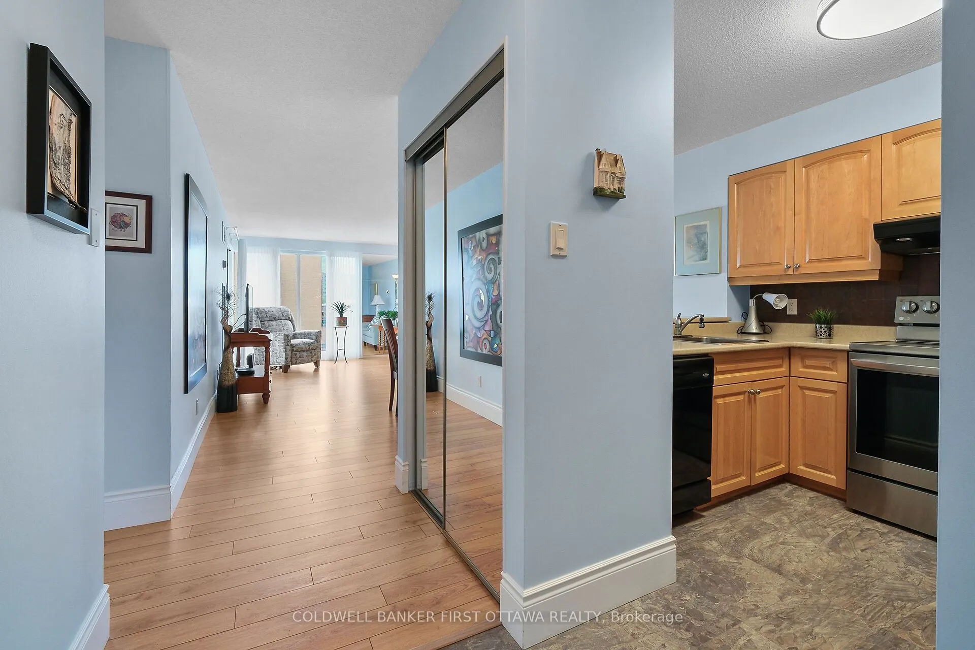 545 St Laurent Boulevard, #403