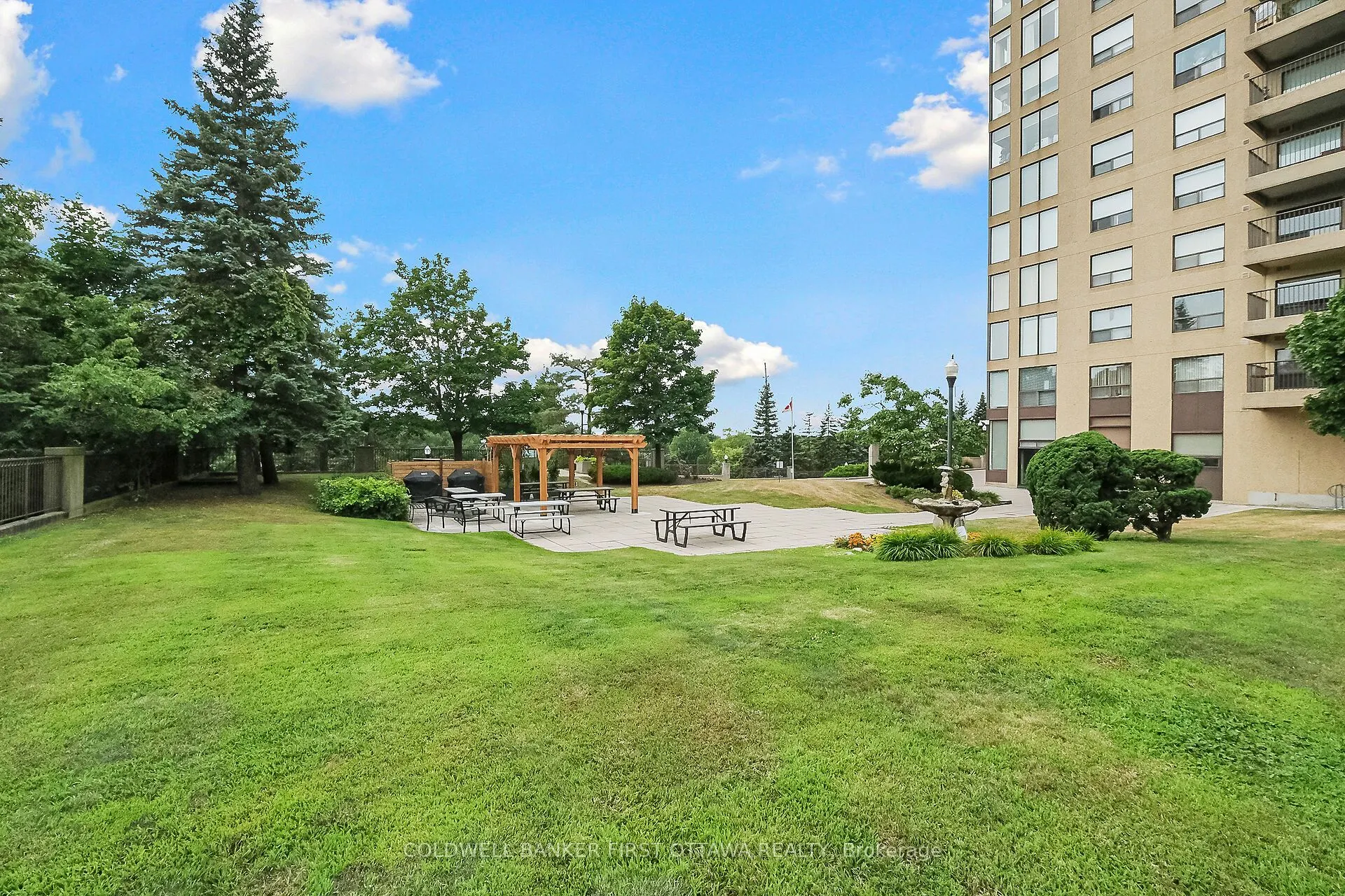 545 St Laurent Boulevard, #403