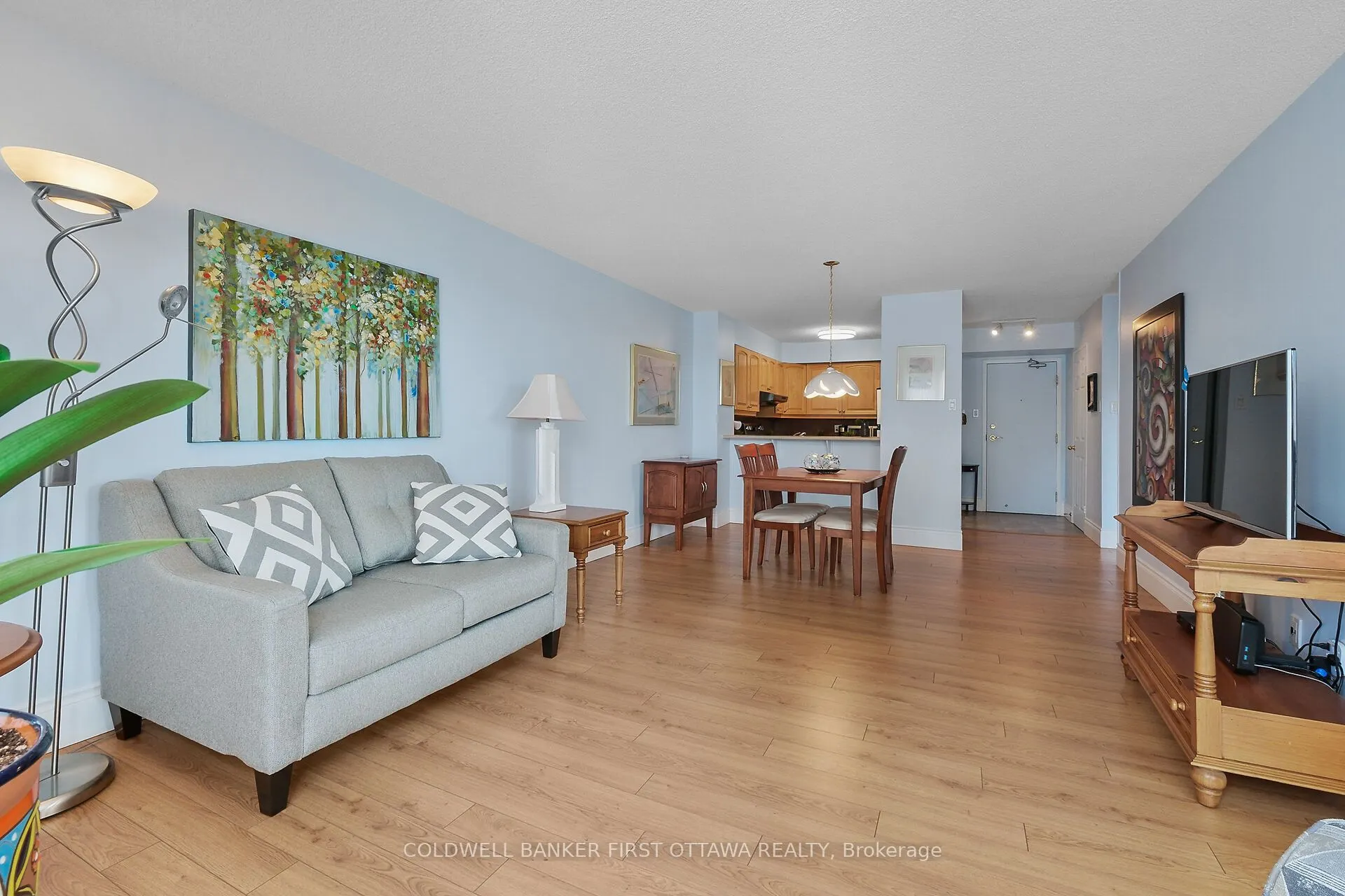 545 St Laurent Boulevard, #403