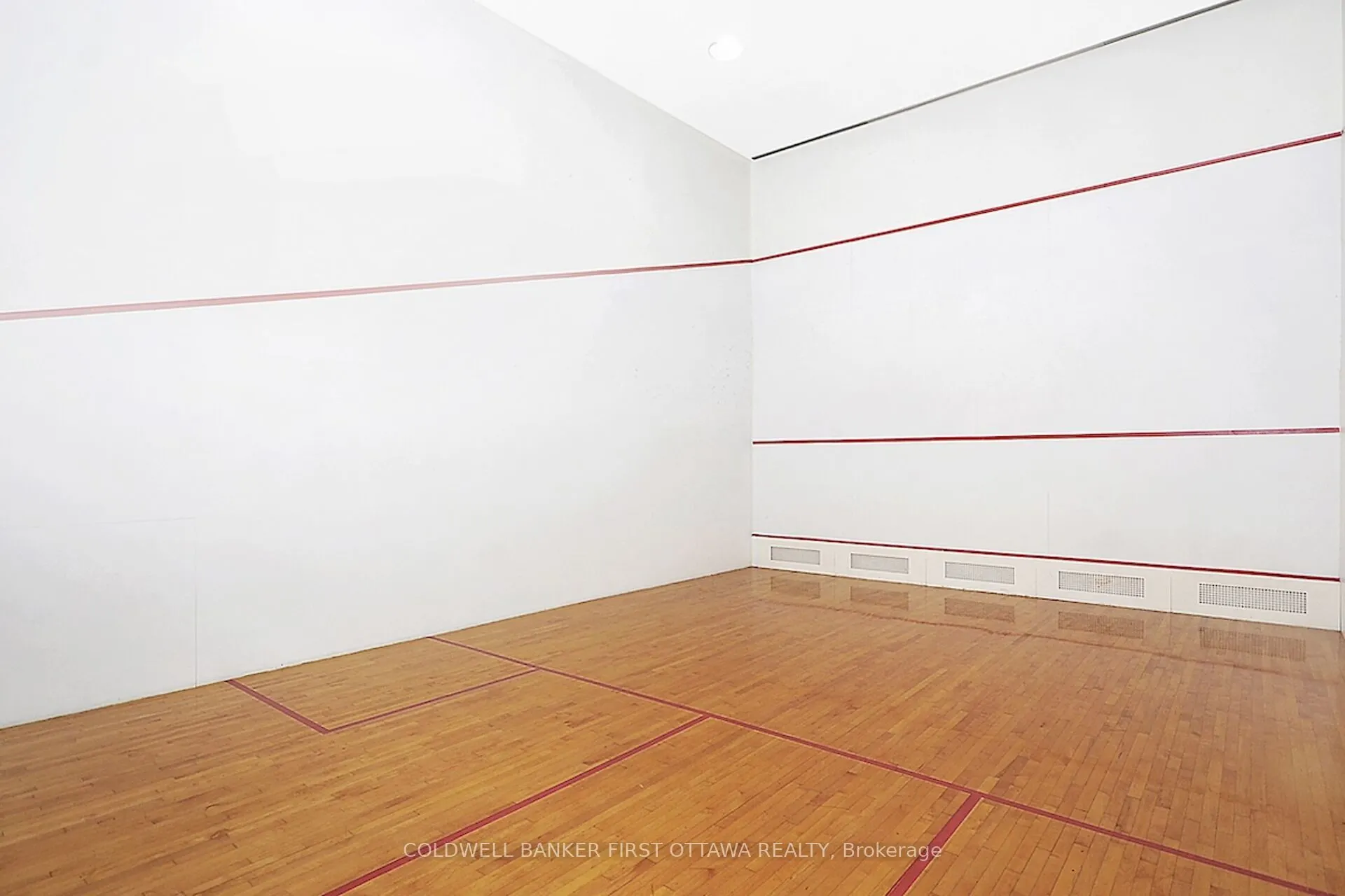 545 St Laurent Boulevard, #403