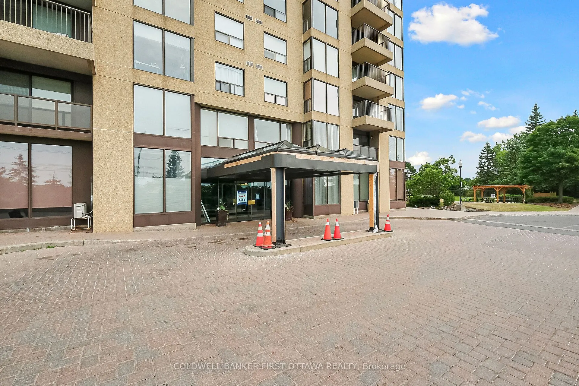 545 St Laurent Boulevard, #403