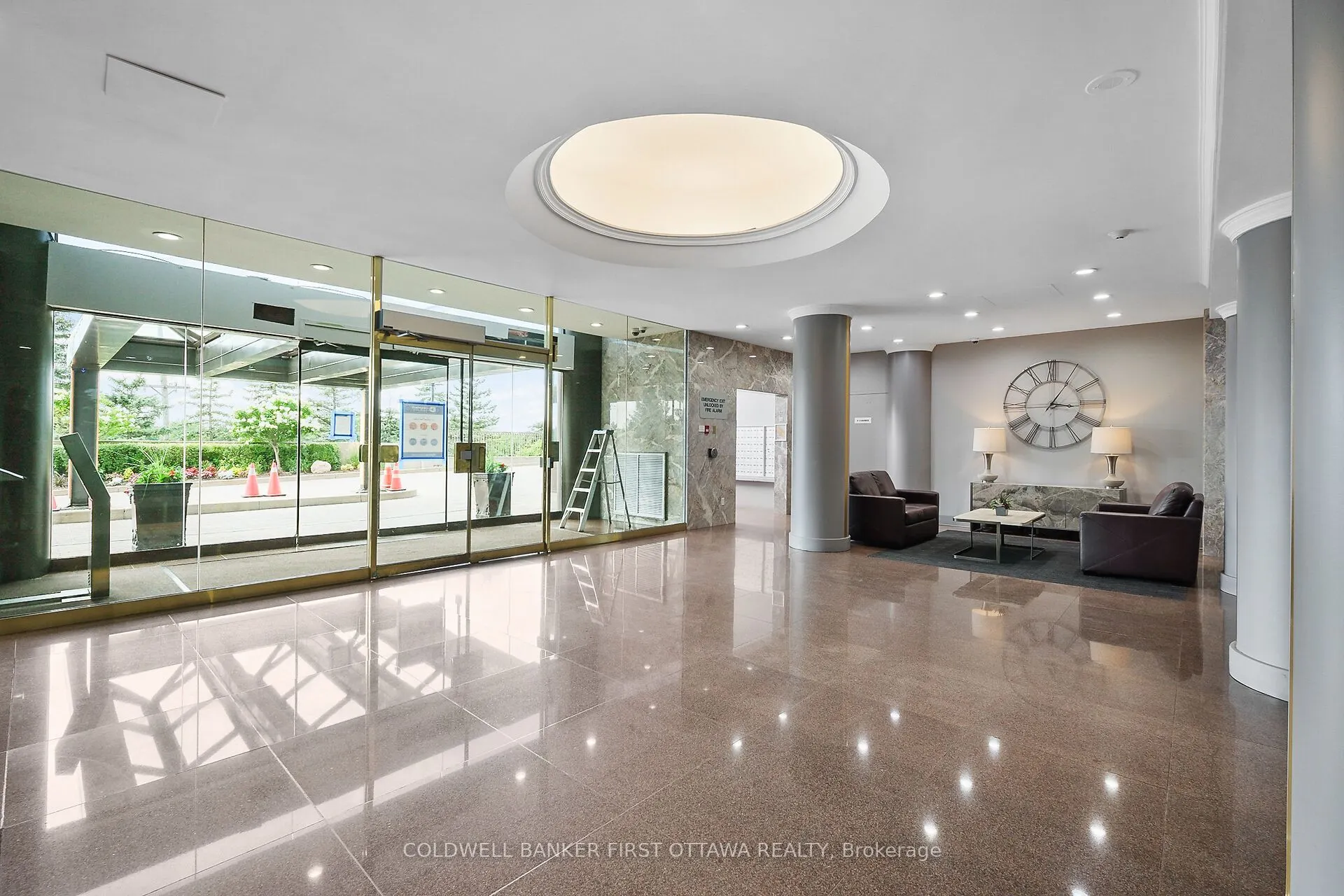 545 St Laurent Boulevard, #403
