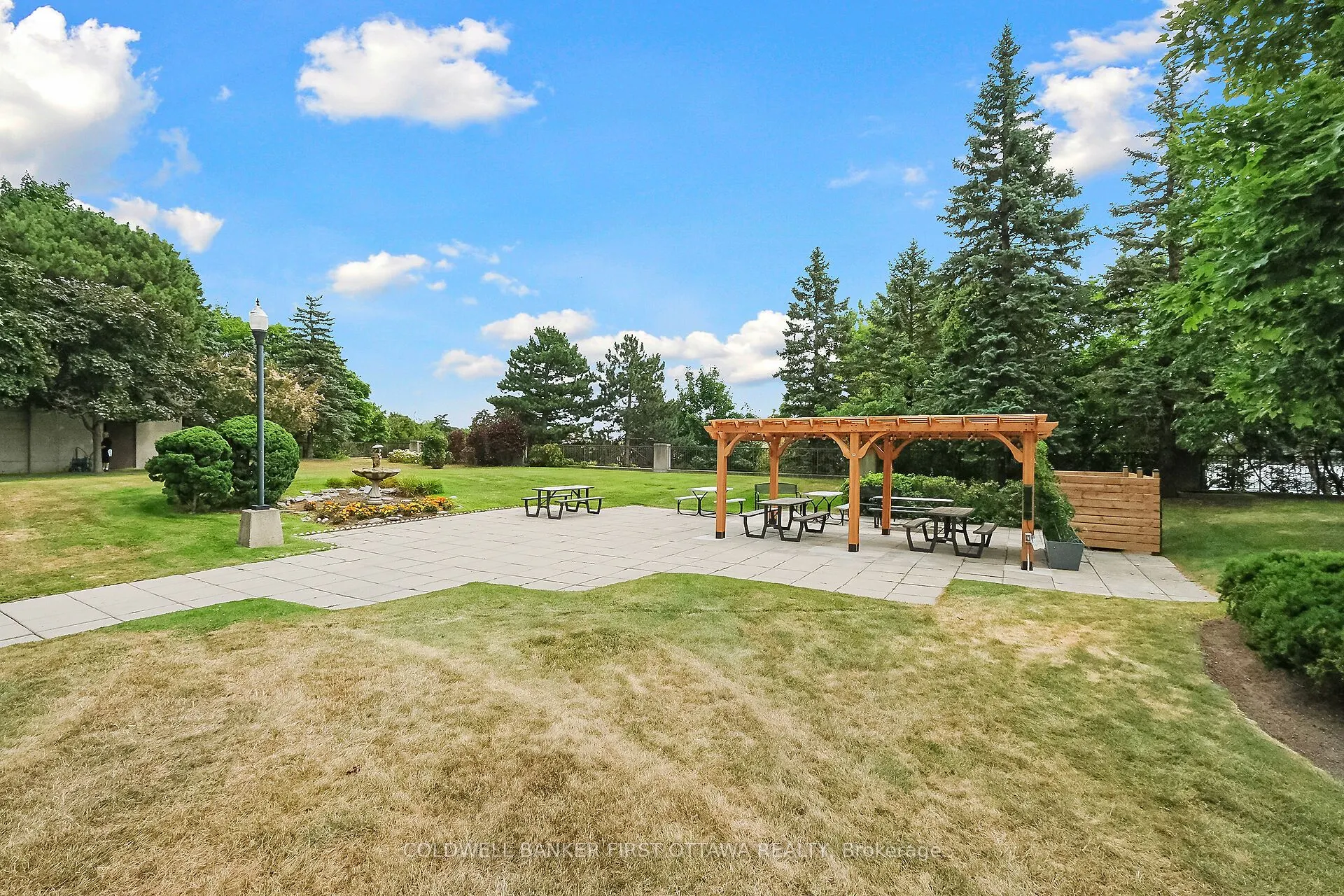 545 St Laurent Boulevard, #403