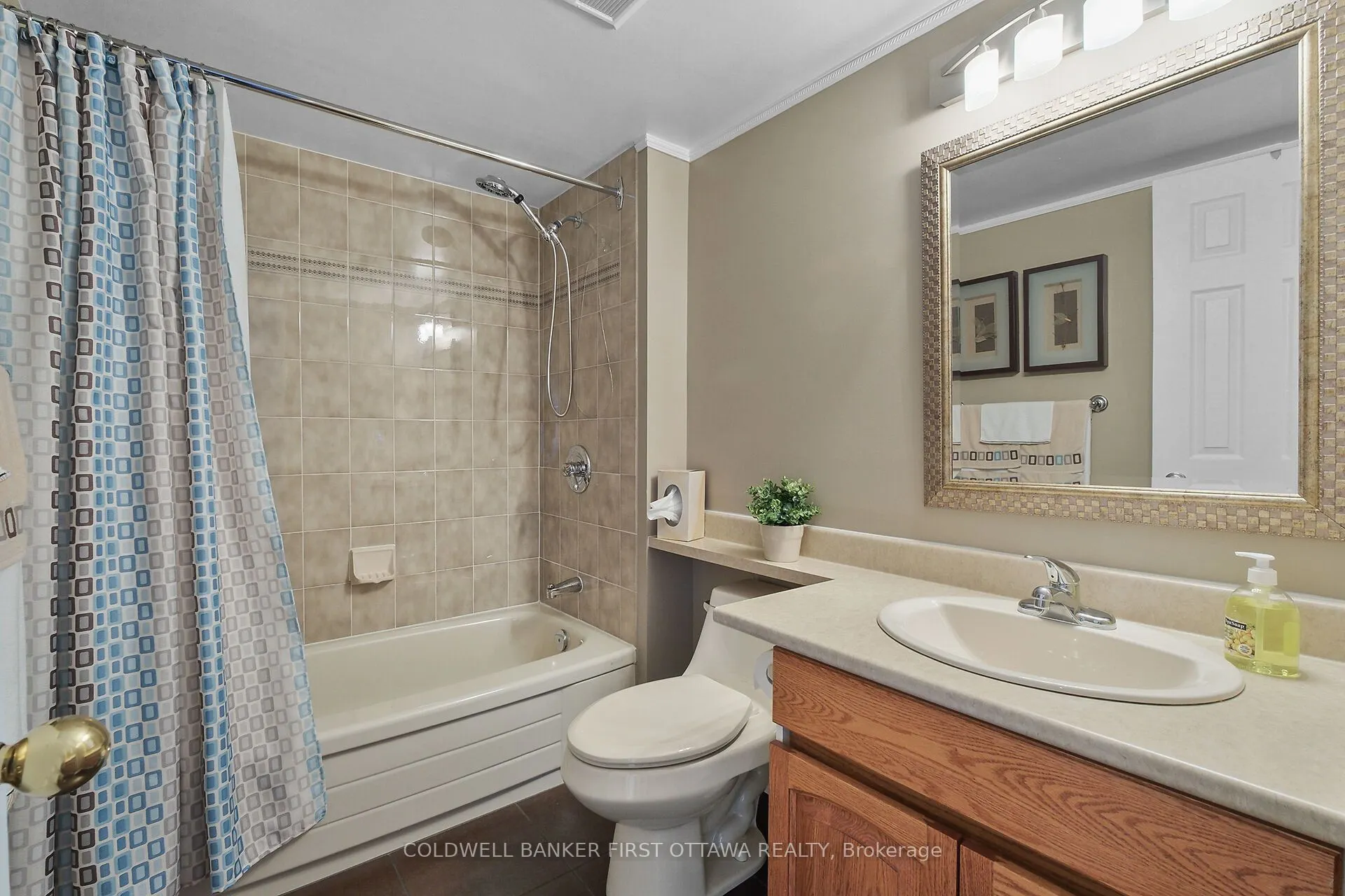 545 St Laurent Boulevard, #403