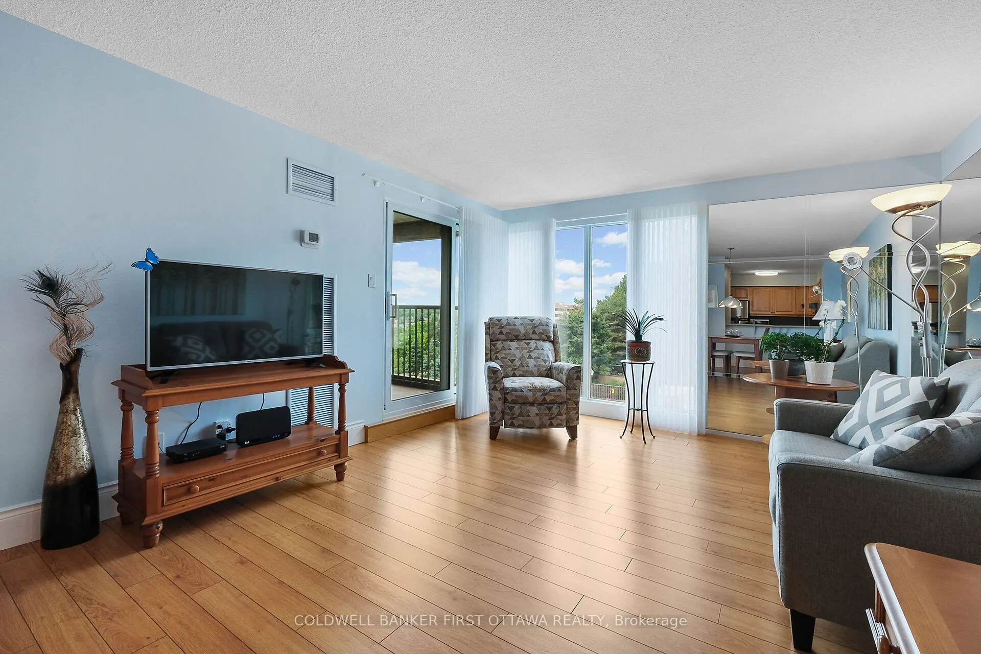 545 St Laurent Boulevard, #403