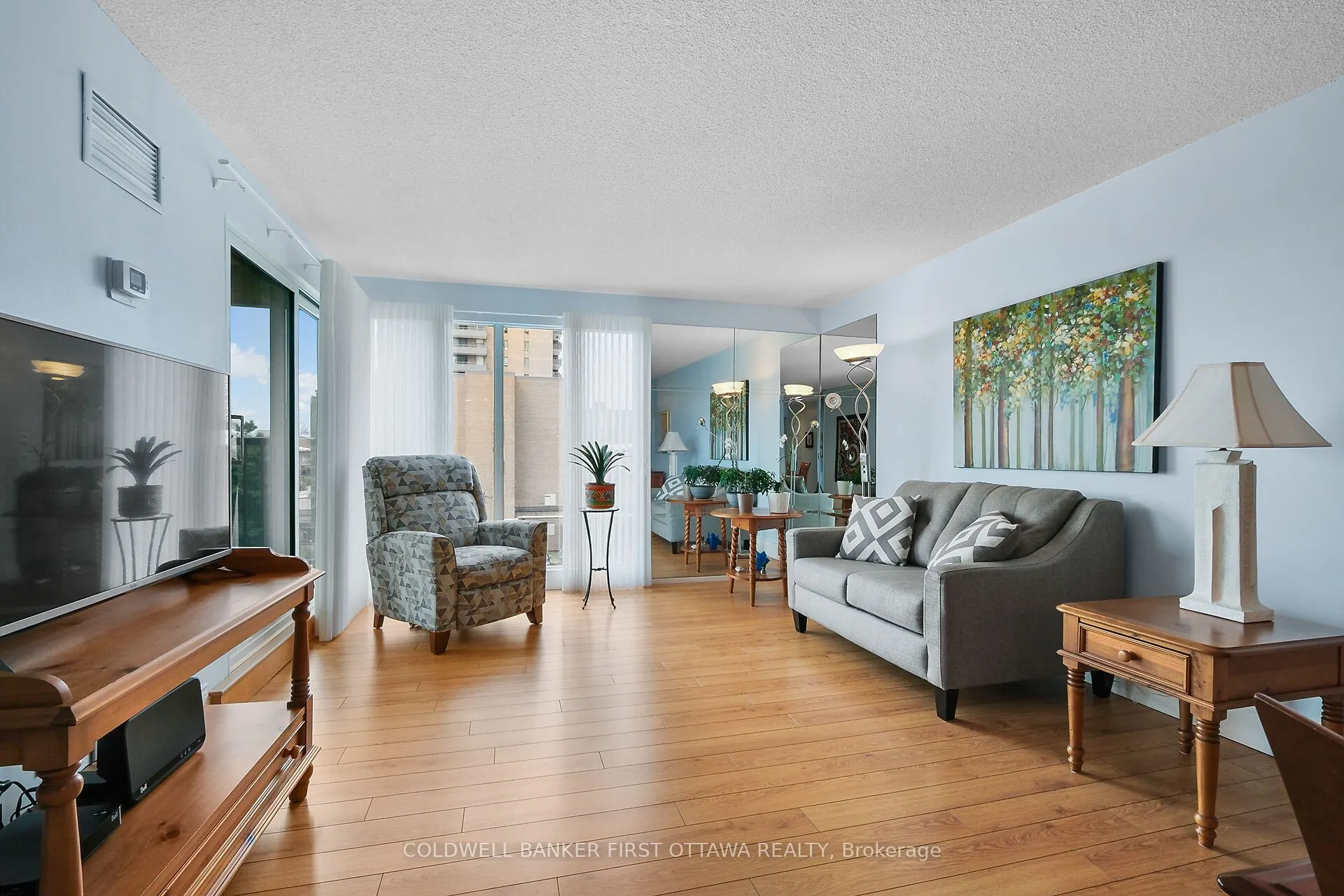545 St Laurent Boulevard, #403