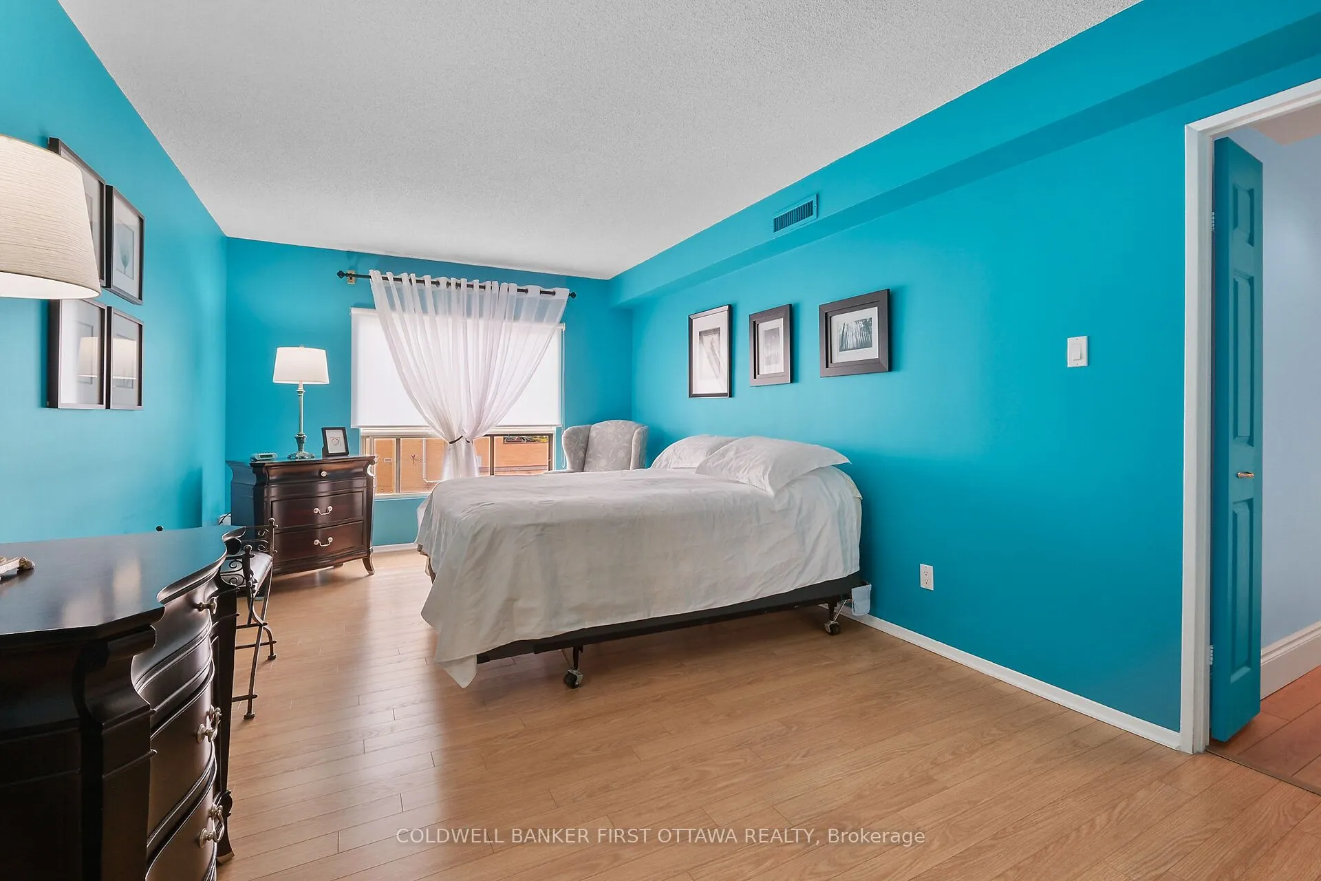 545 St Laurent Boulevard, #403