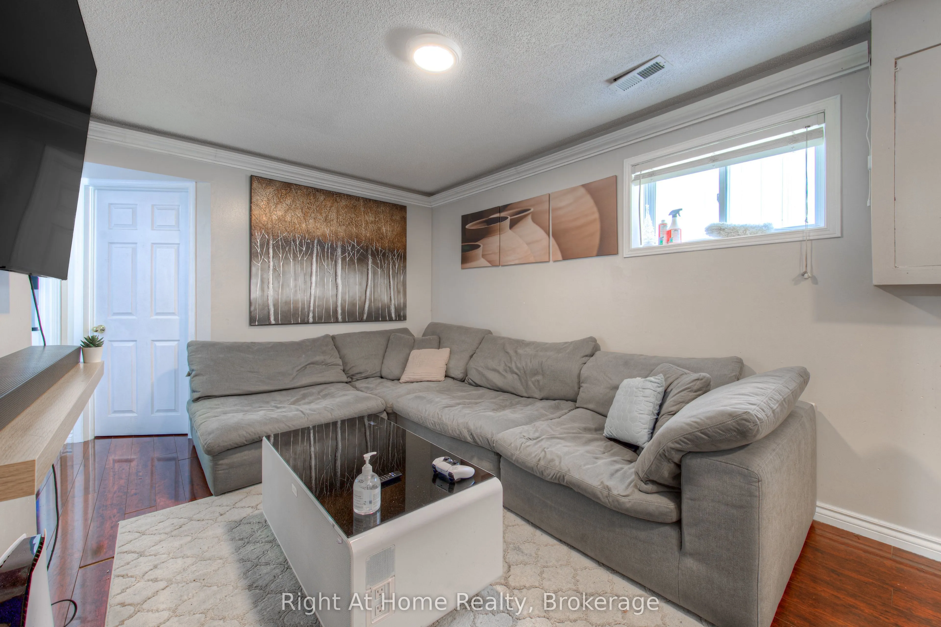 304 Barton Street W