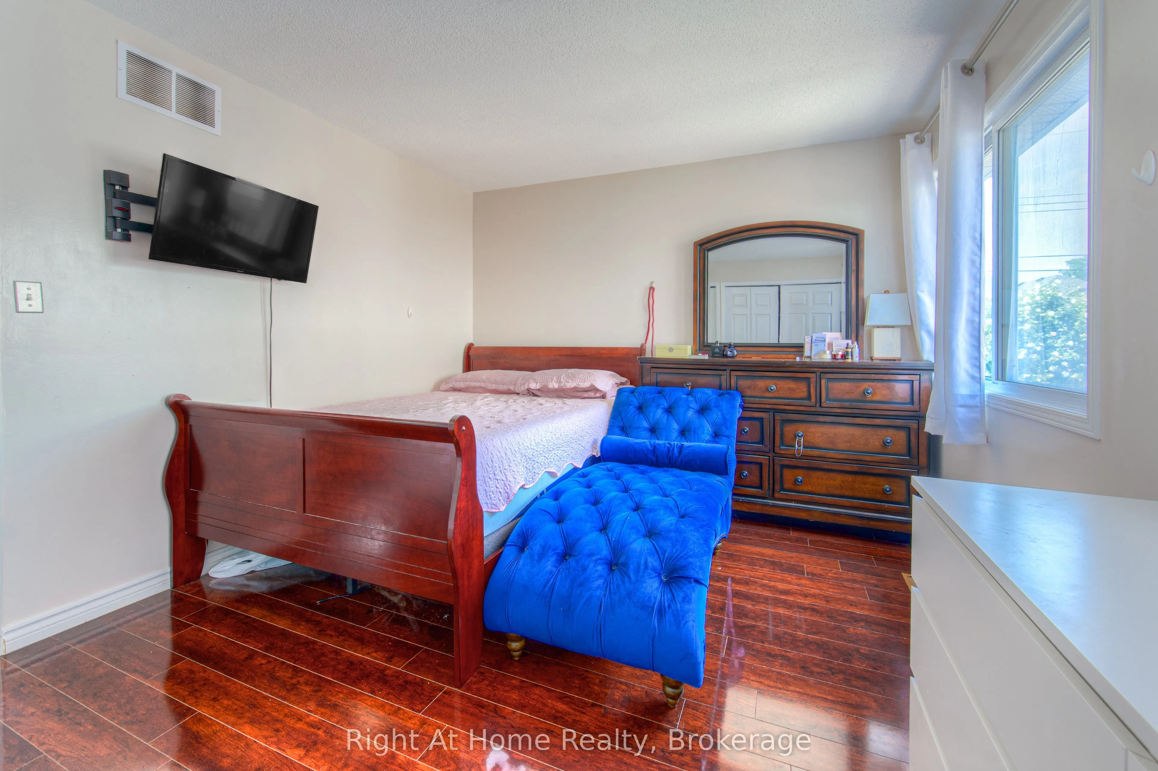 304 Barton Street W