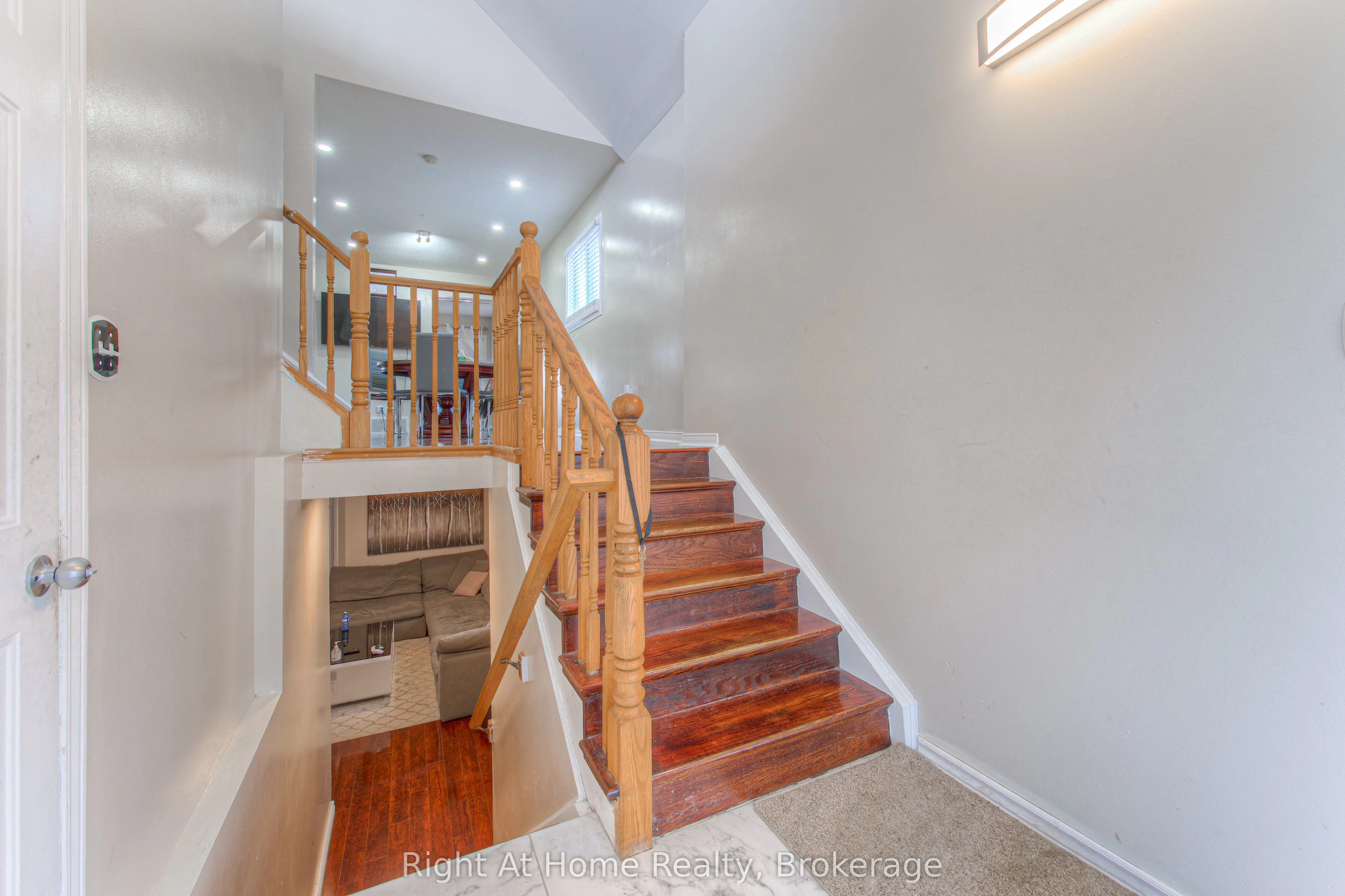 304 Barton Street W