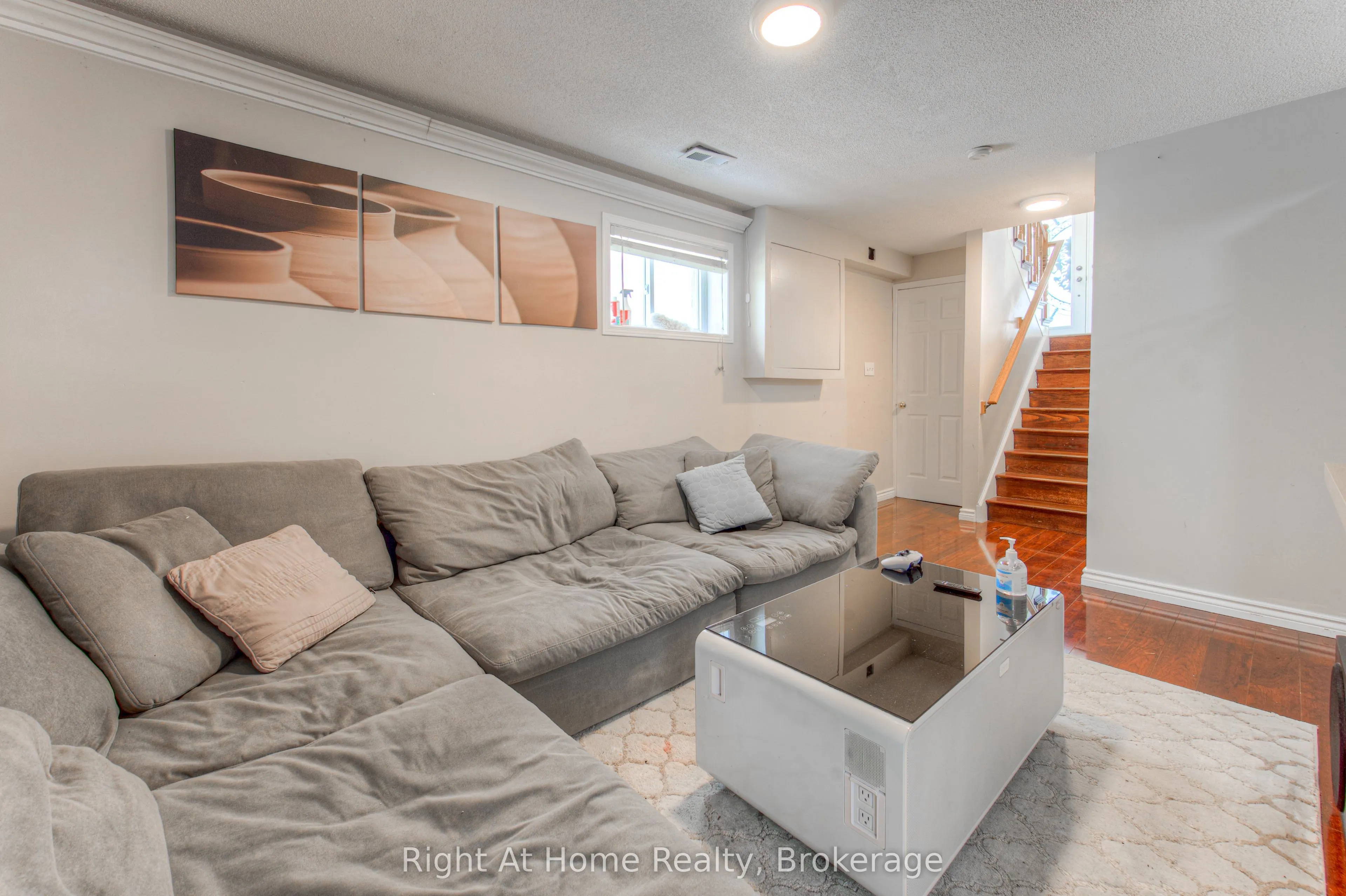 304 Barton Street W