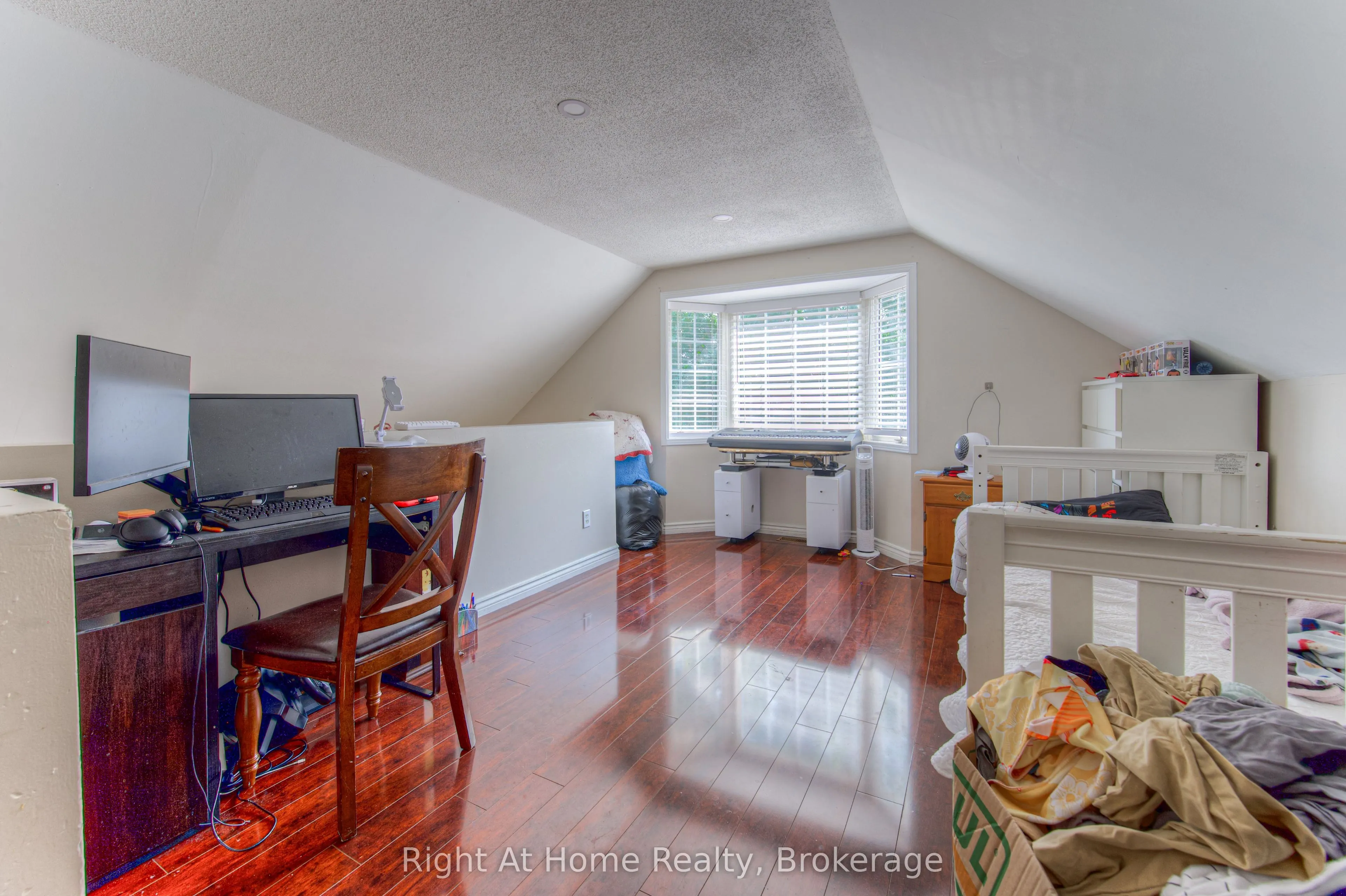 304 Barton Street W