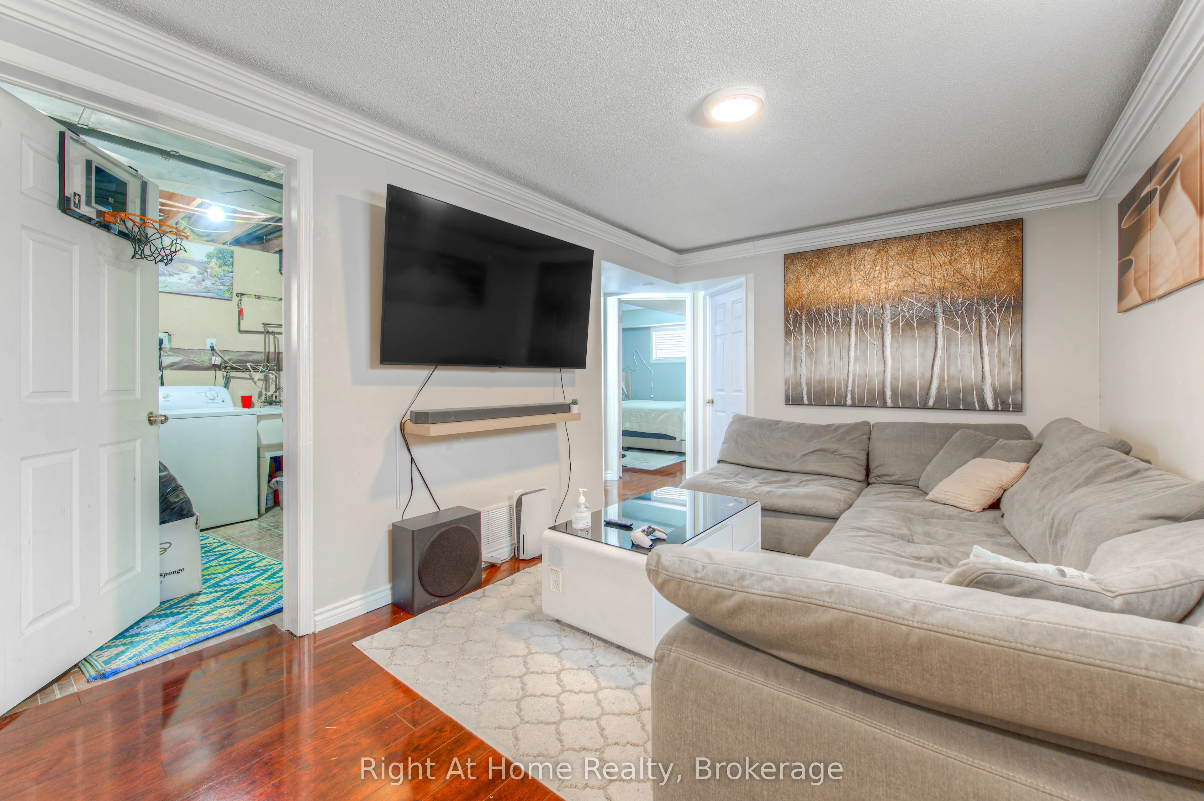 304 Barton Street W