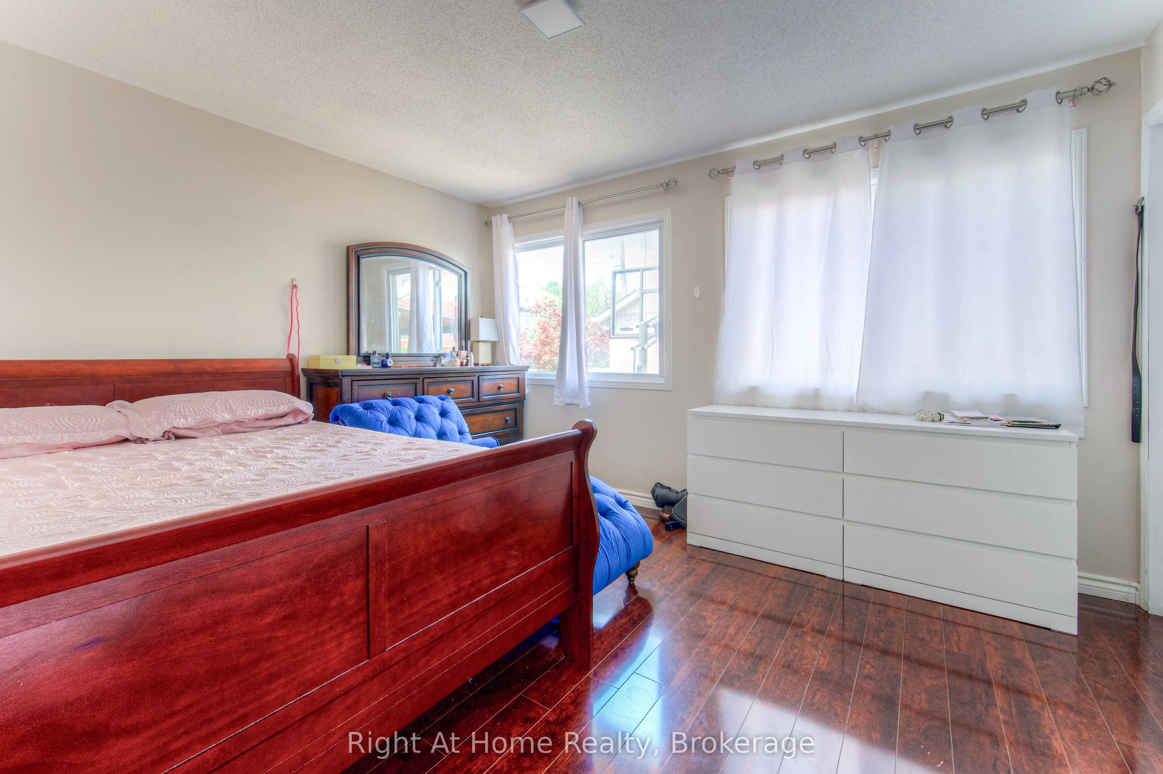 304 Barton Street W