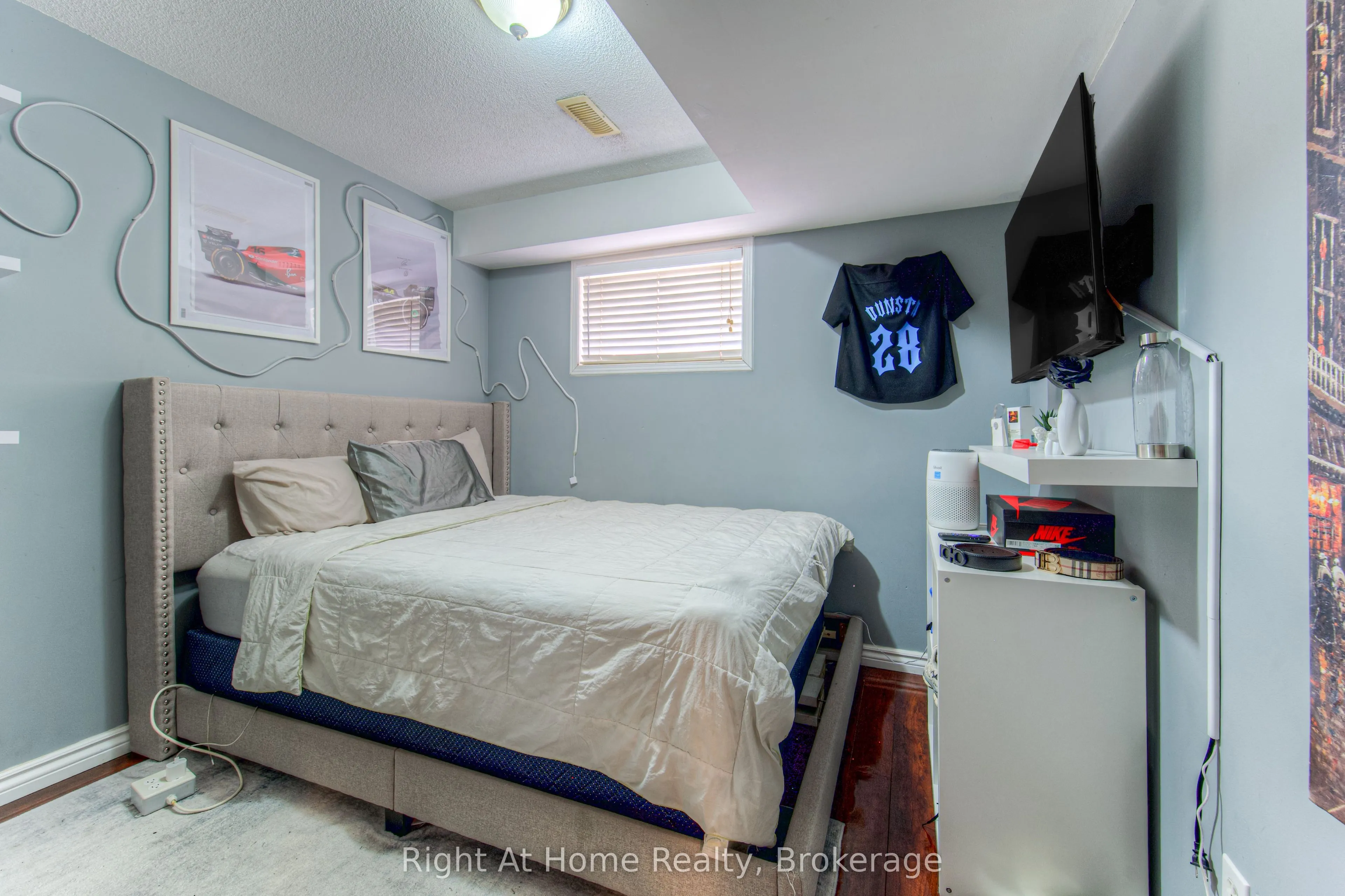 304 Barton Street W