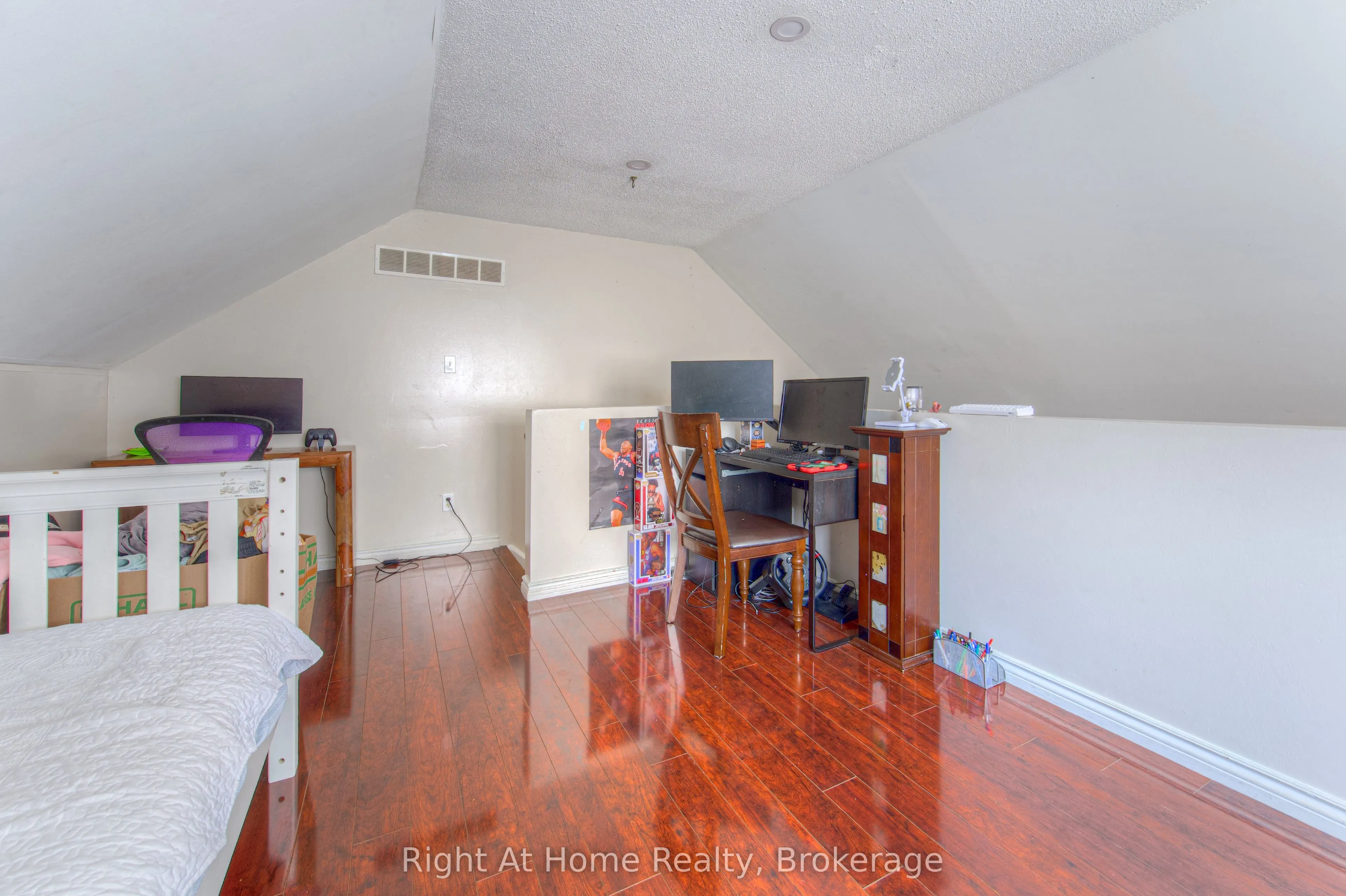 304 Barton Street W