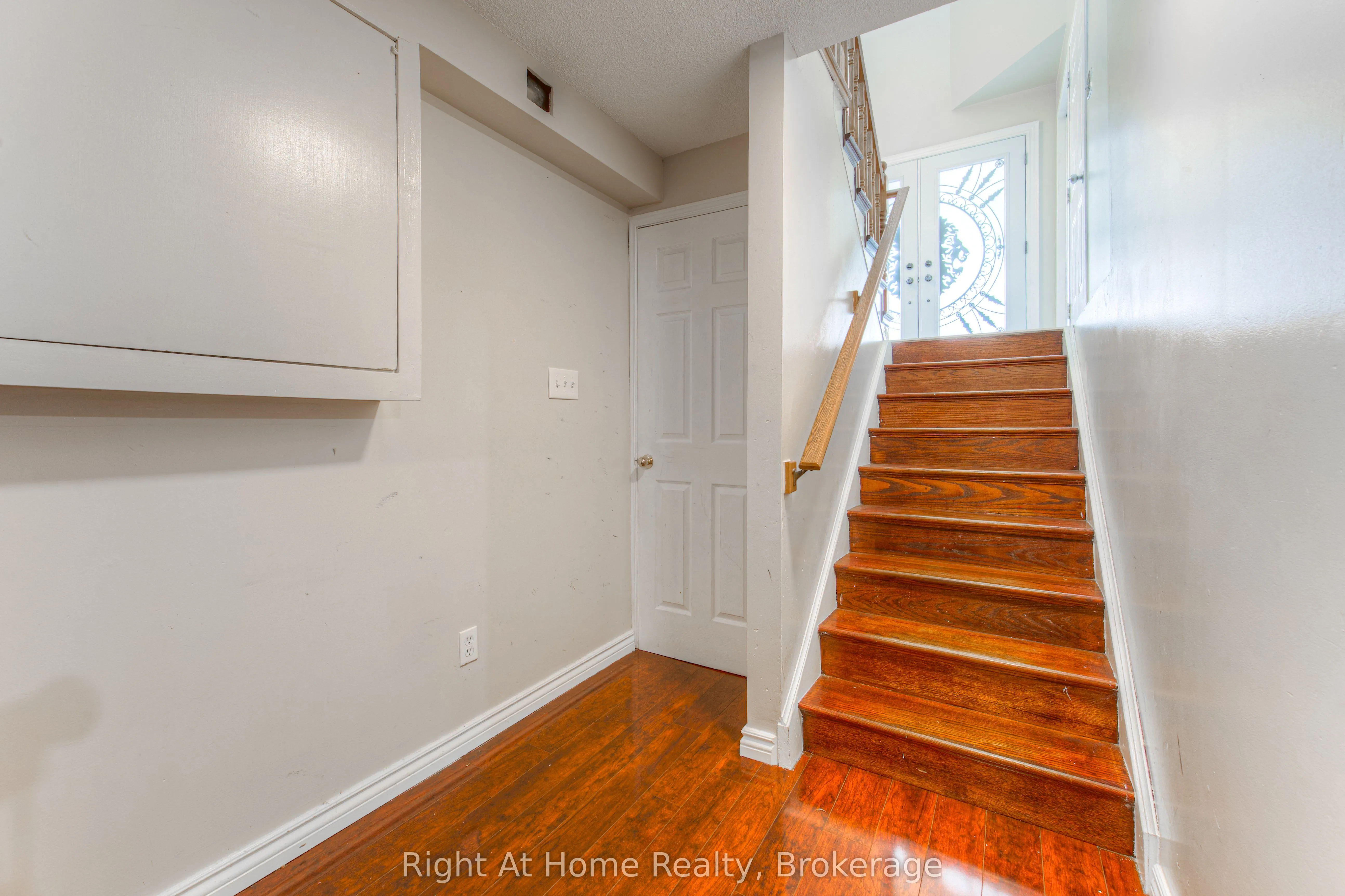 304 Barton Street W