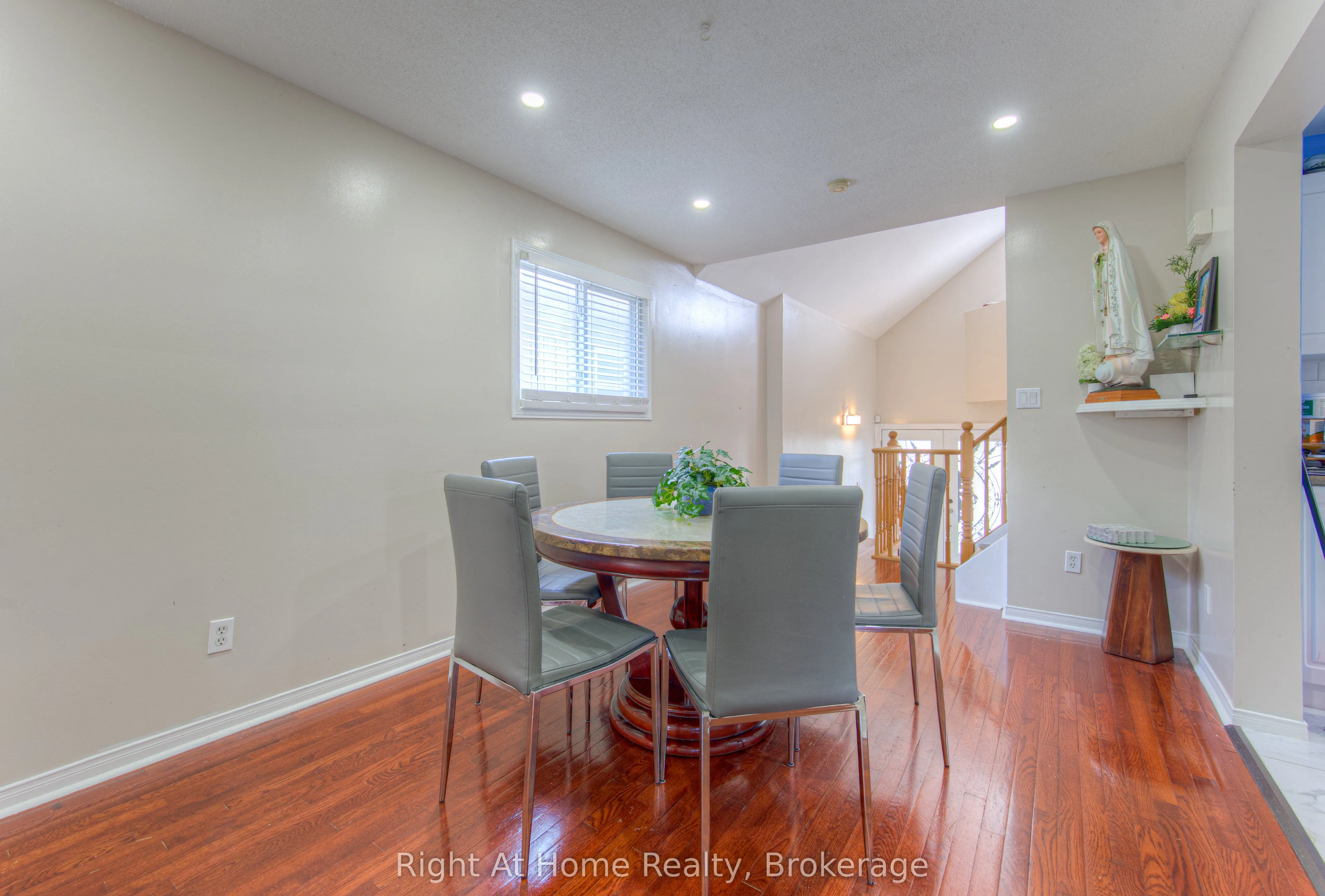 304 Barton Street W