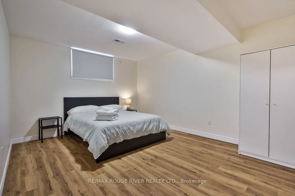 333 Mary Street W