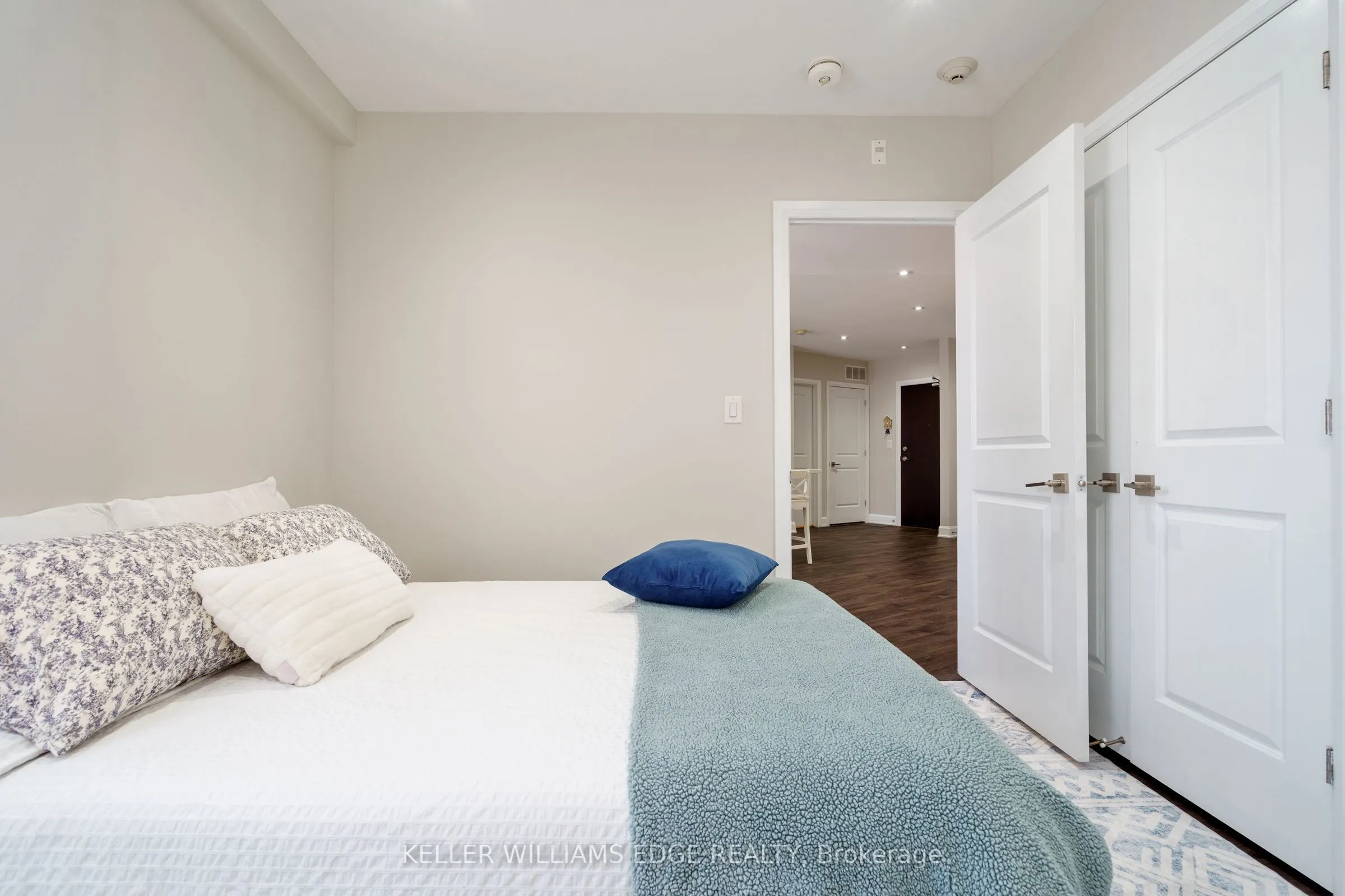 2 King Street W, #208