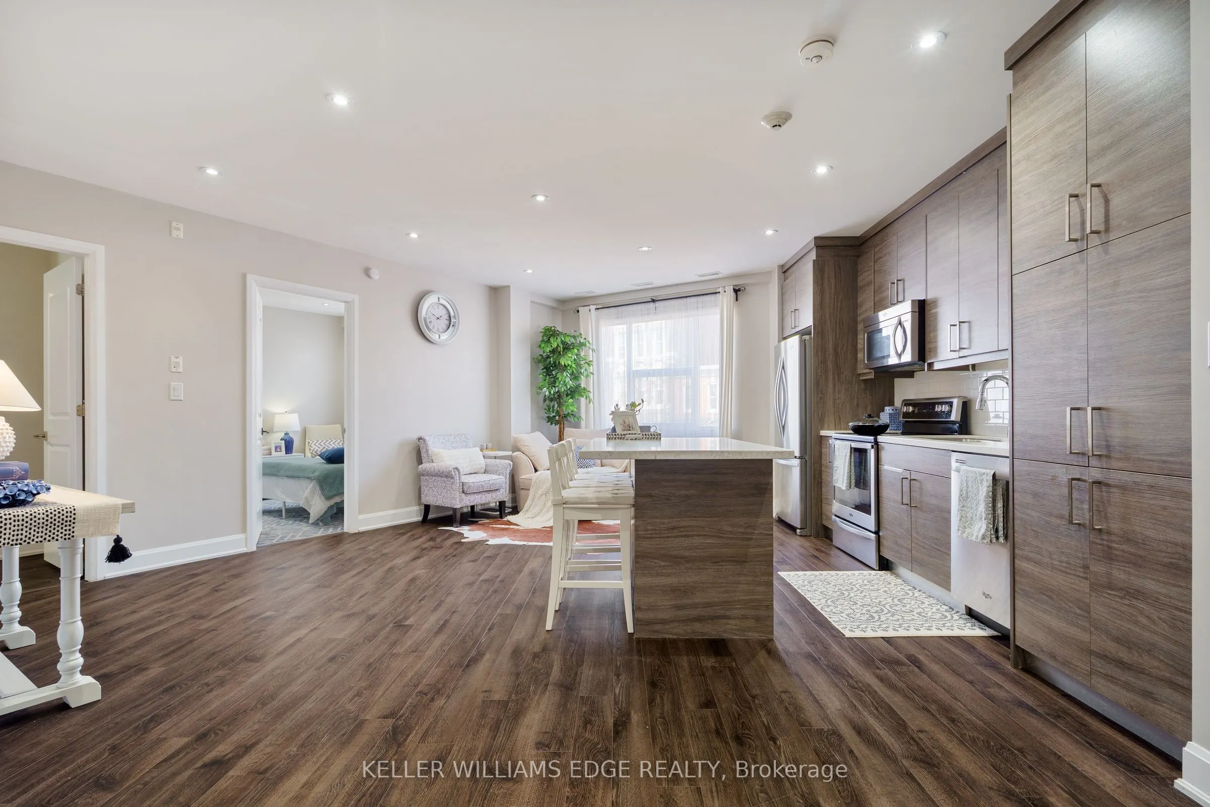 2 King Street W, #208