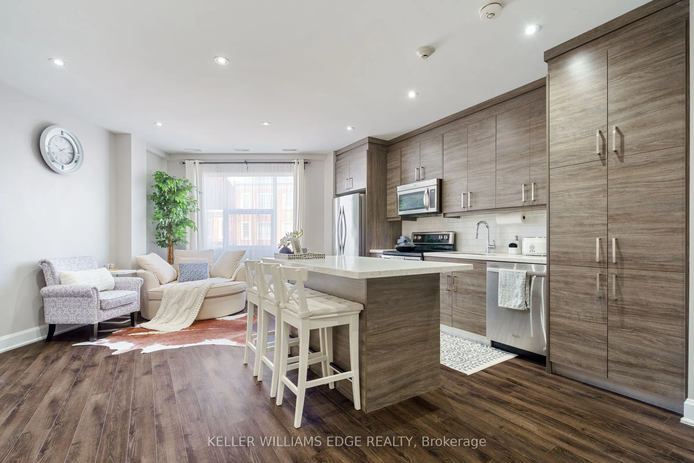 2 King Street W, #208