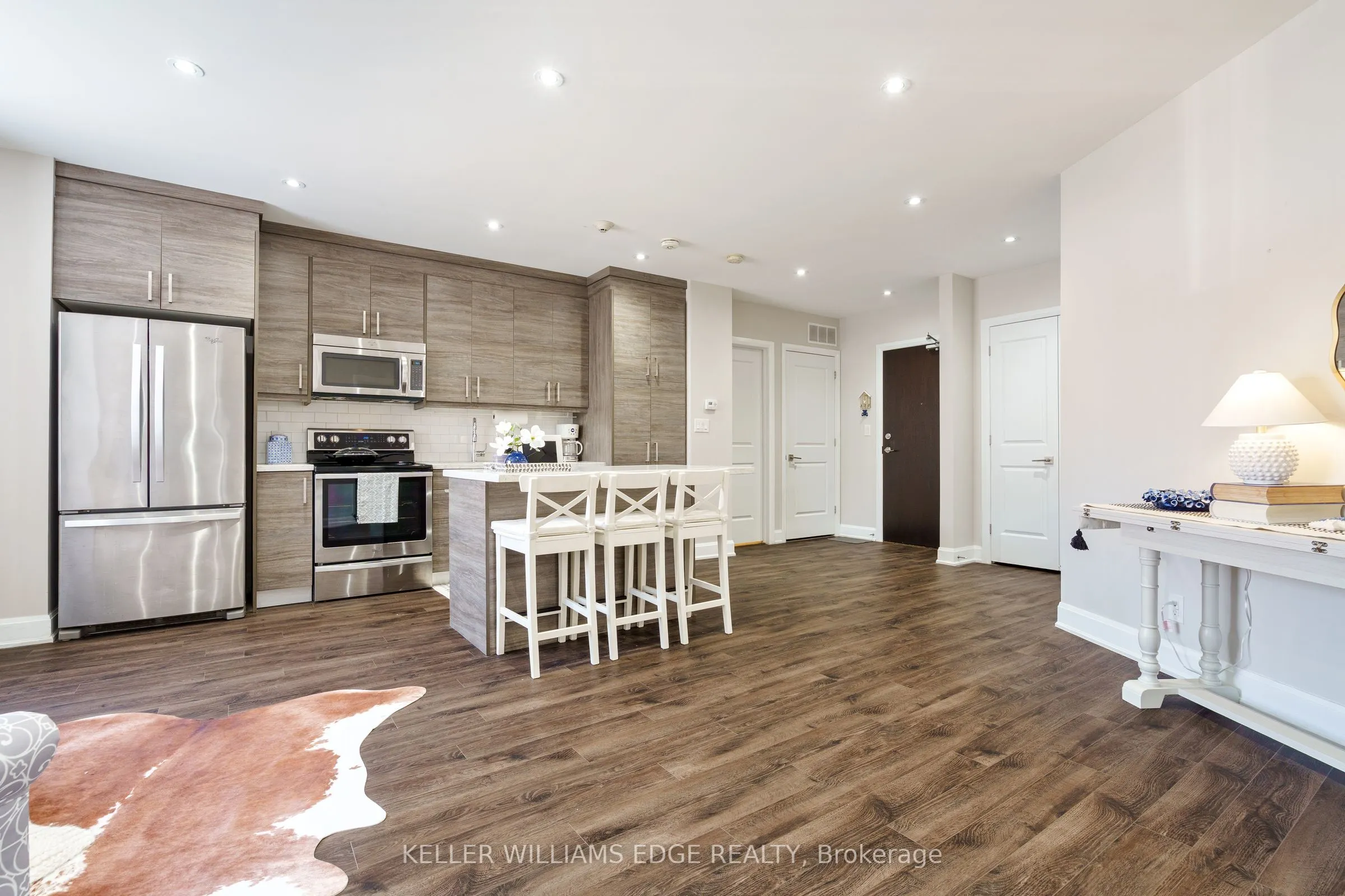 2 King Street W, #208