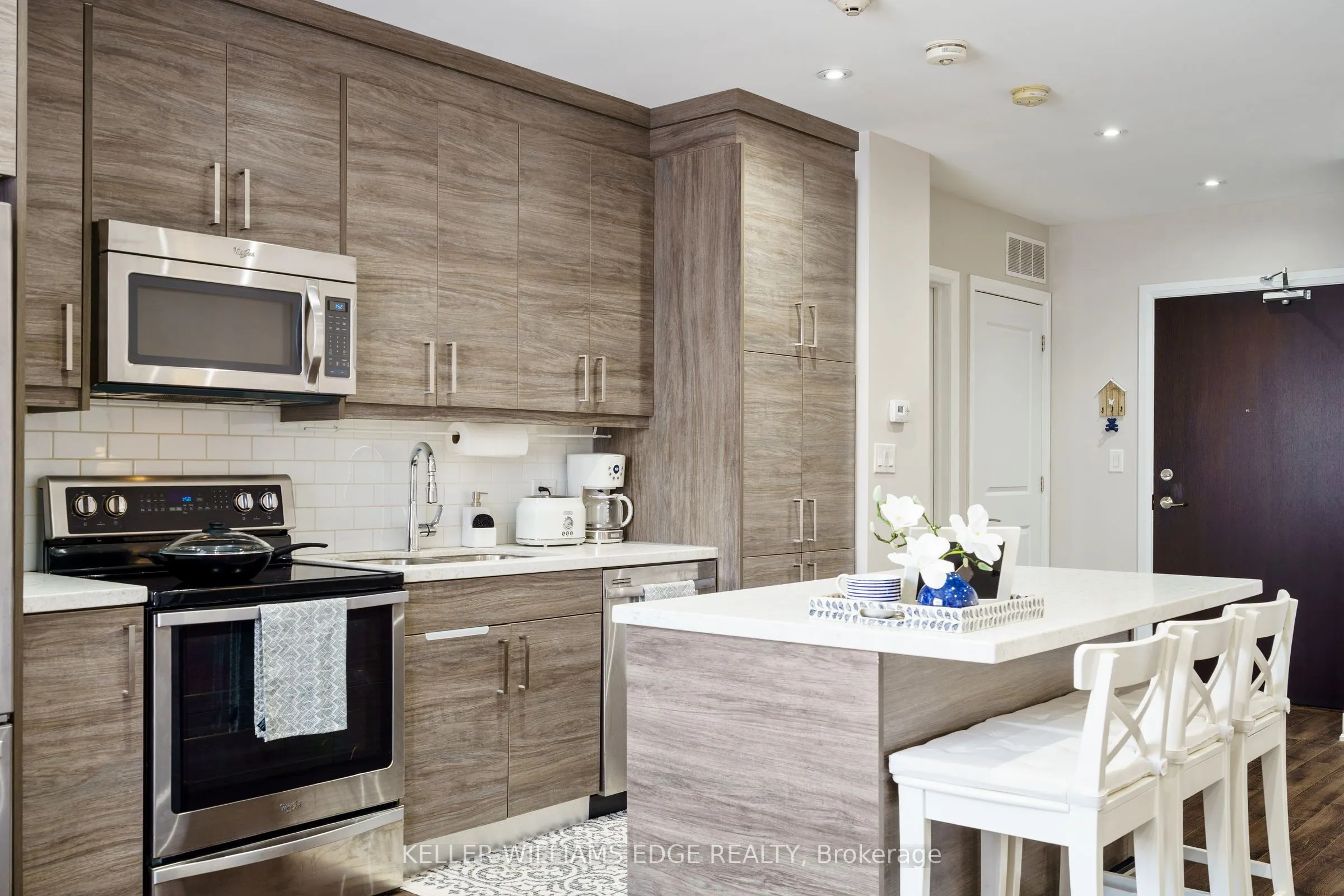 2 King Street W, #208