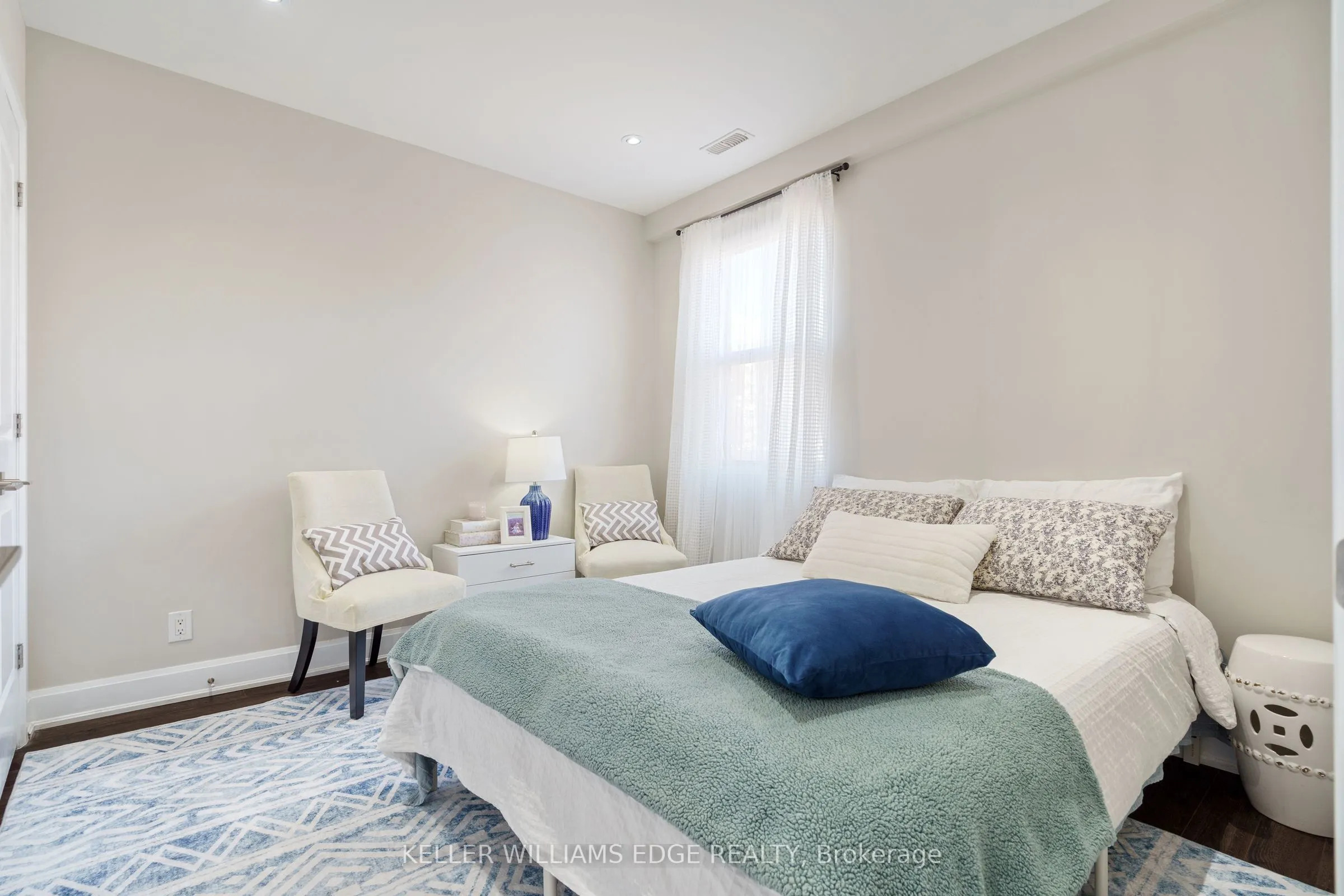 2 King Street W, #208