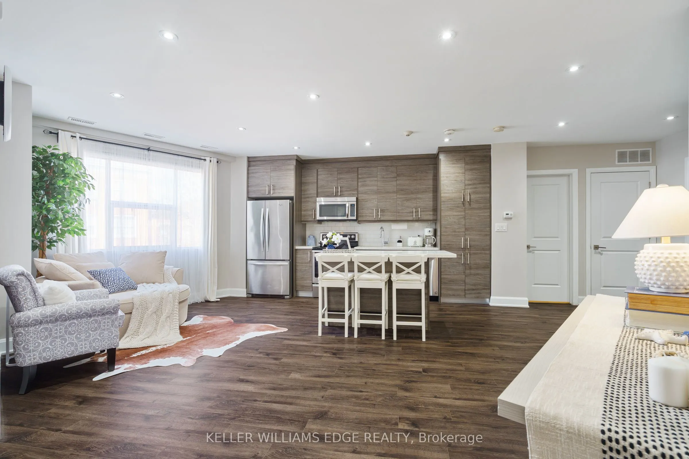 2 King Street W, #208