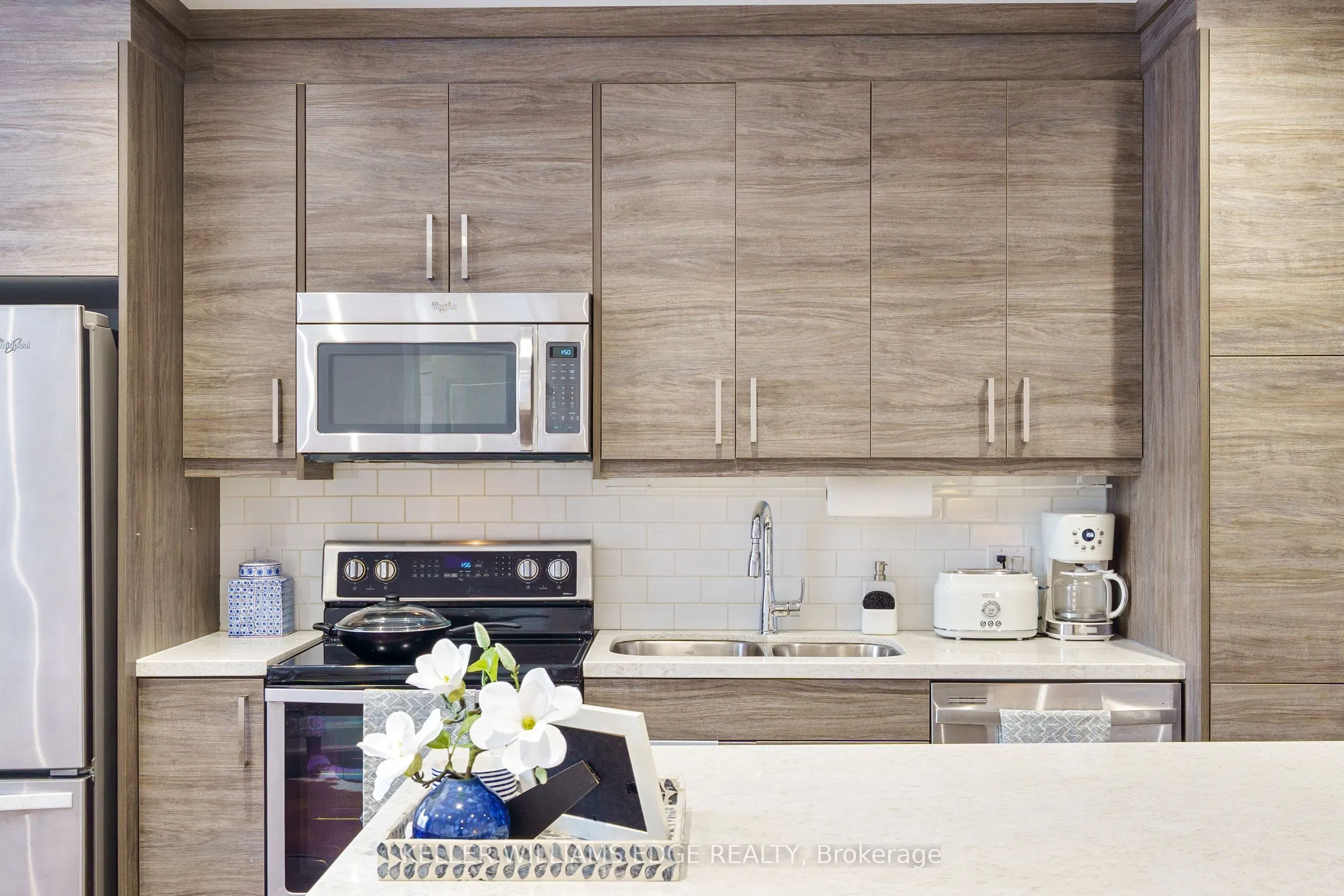 2 King Street W, #208