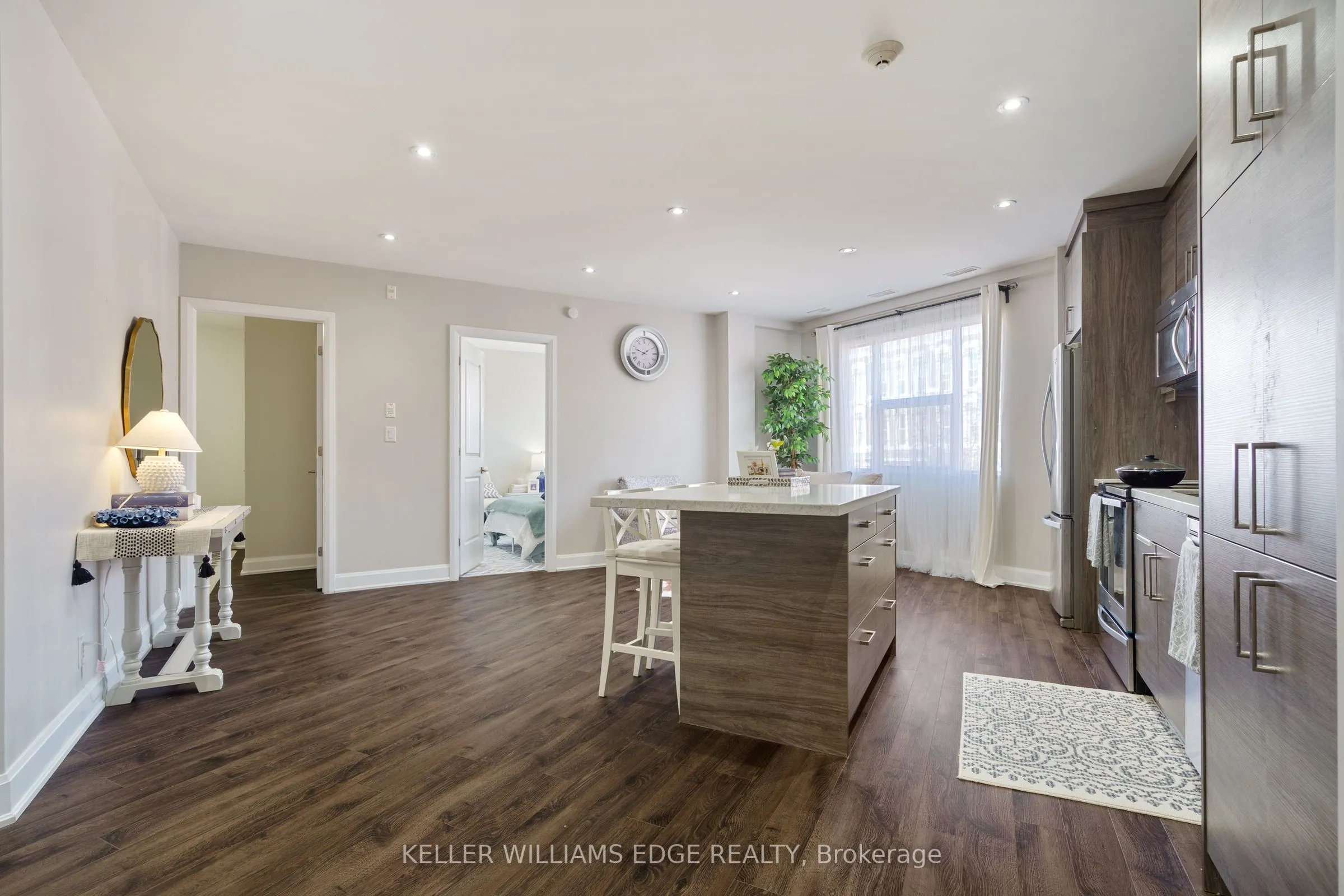 2 King Street W, #208