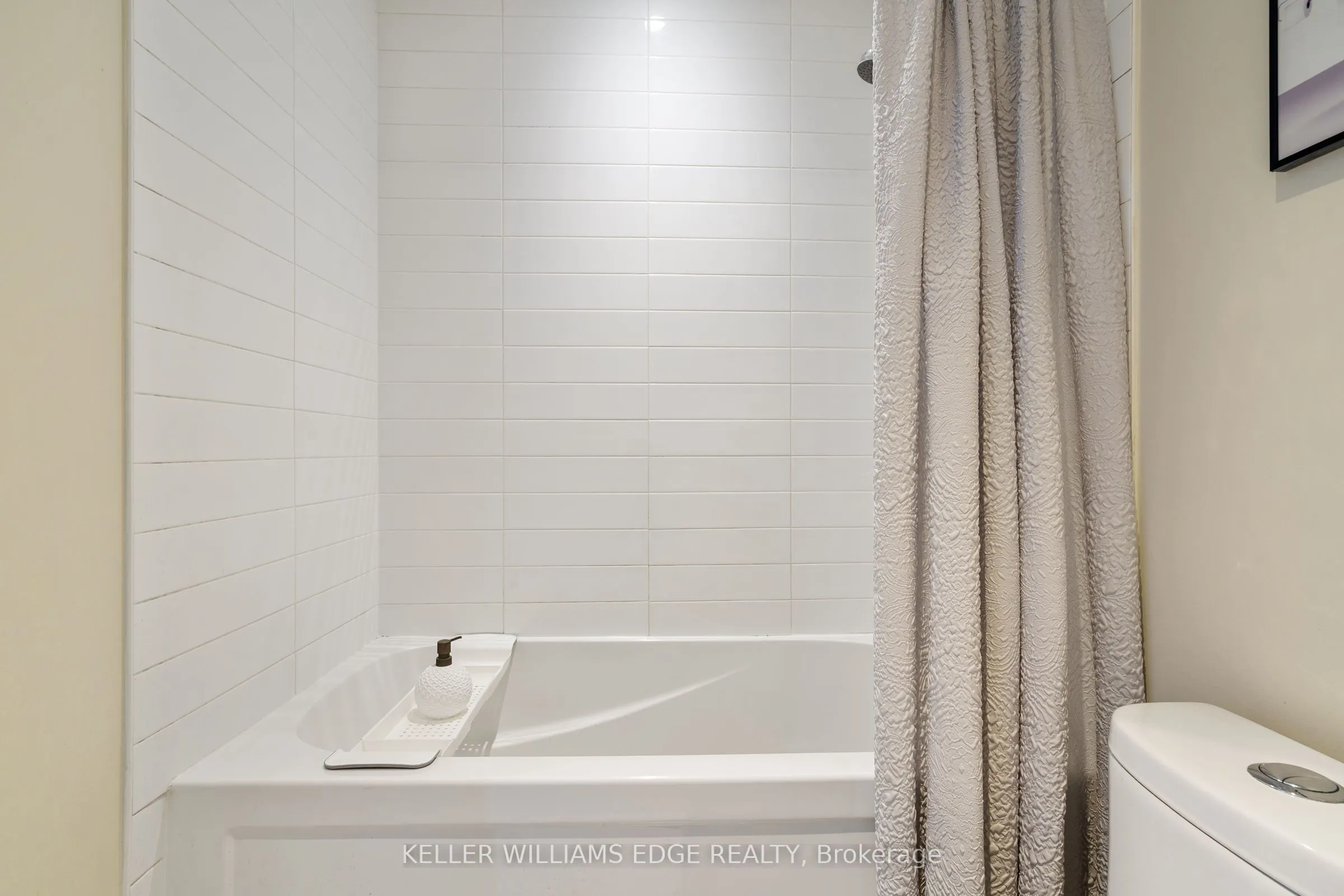 2 King Street W, #208