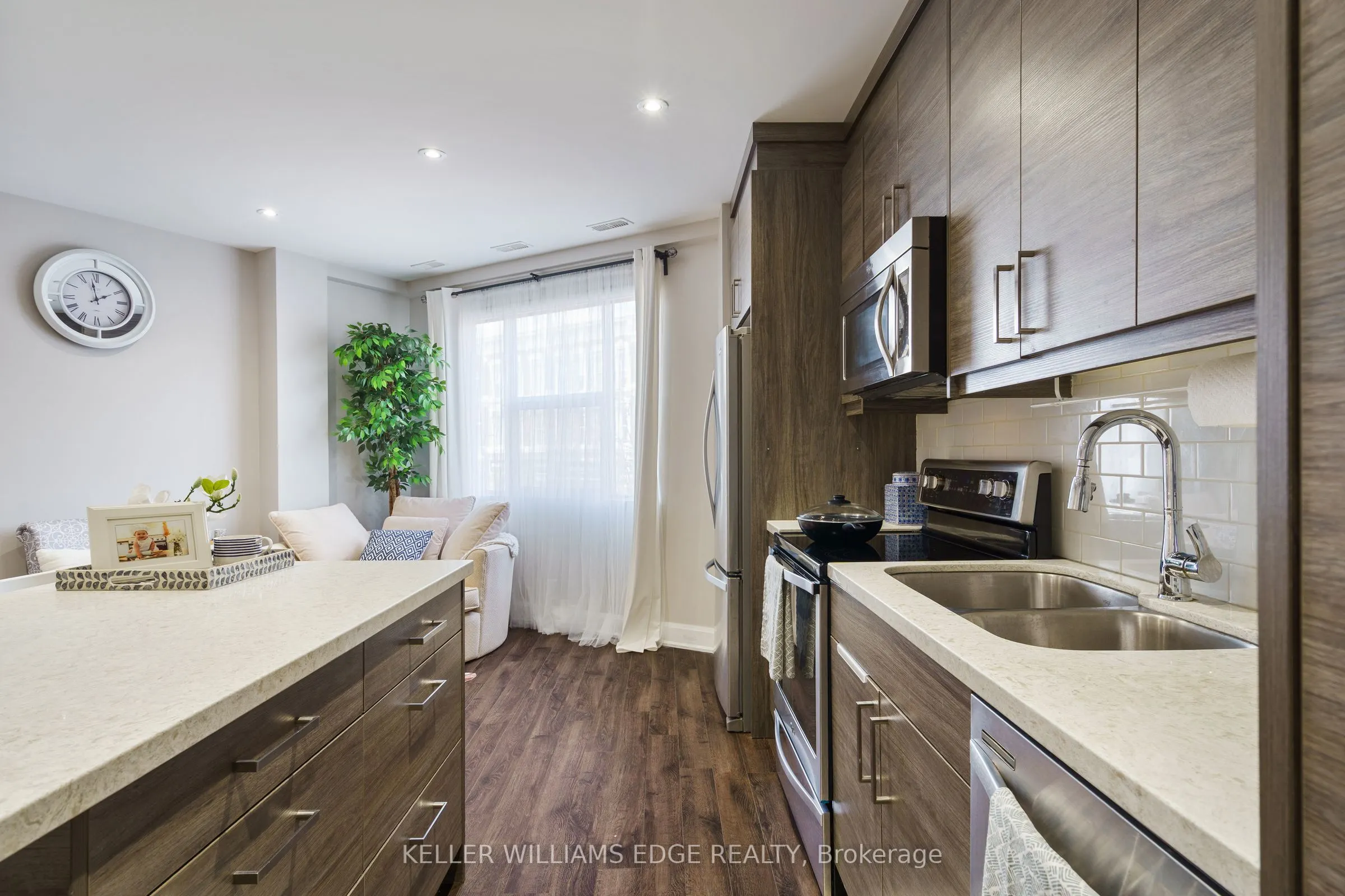 2 King Street W, #208