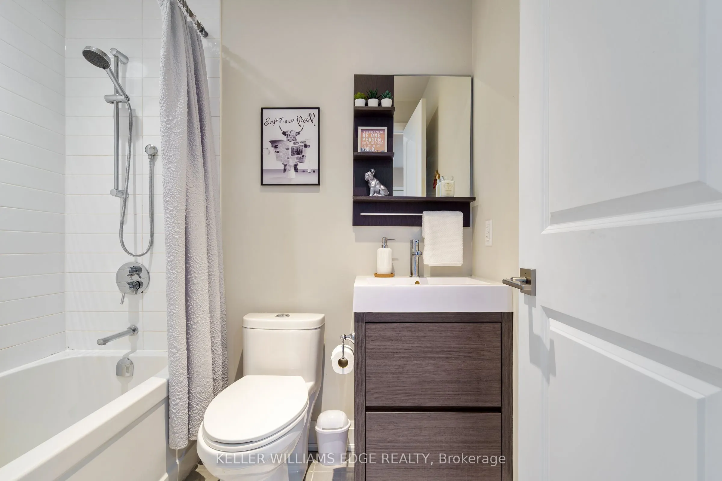 2 King Street W, #208