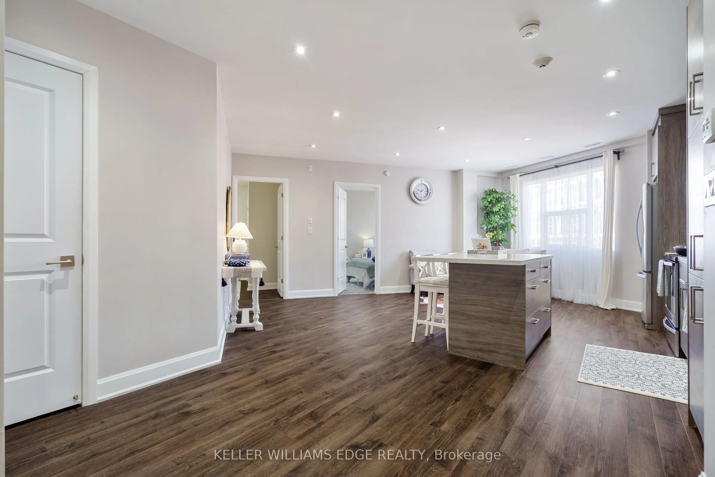 2 King Street W, #208