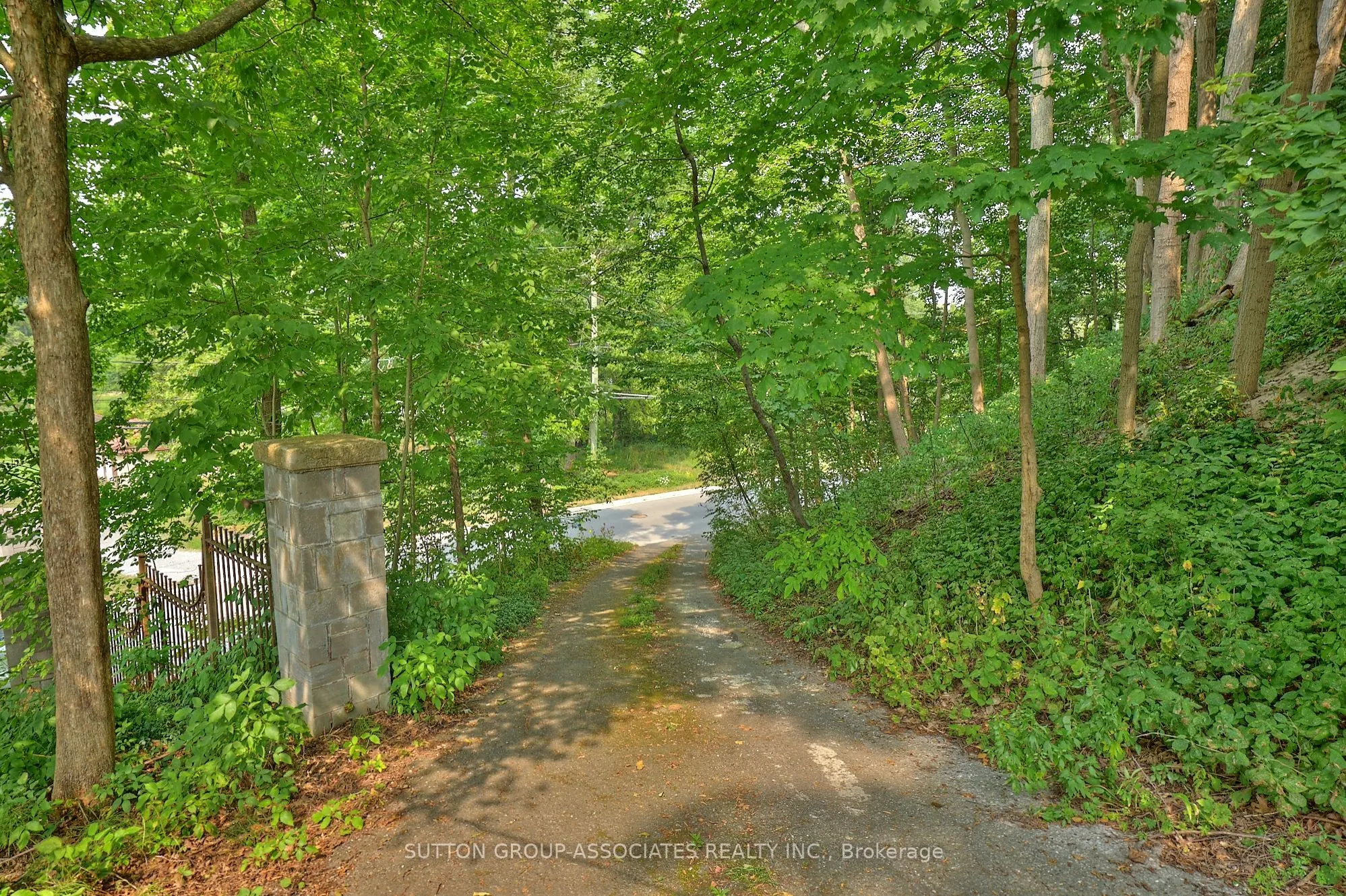 10427 Lakeshore Road