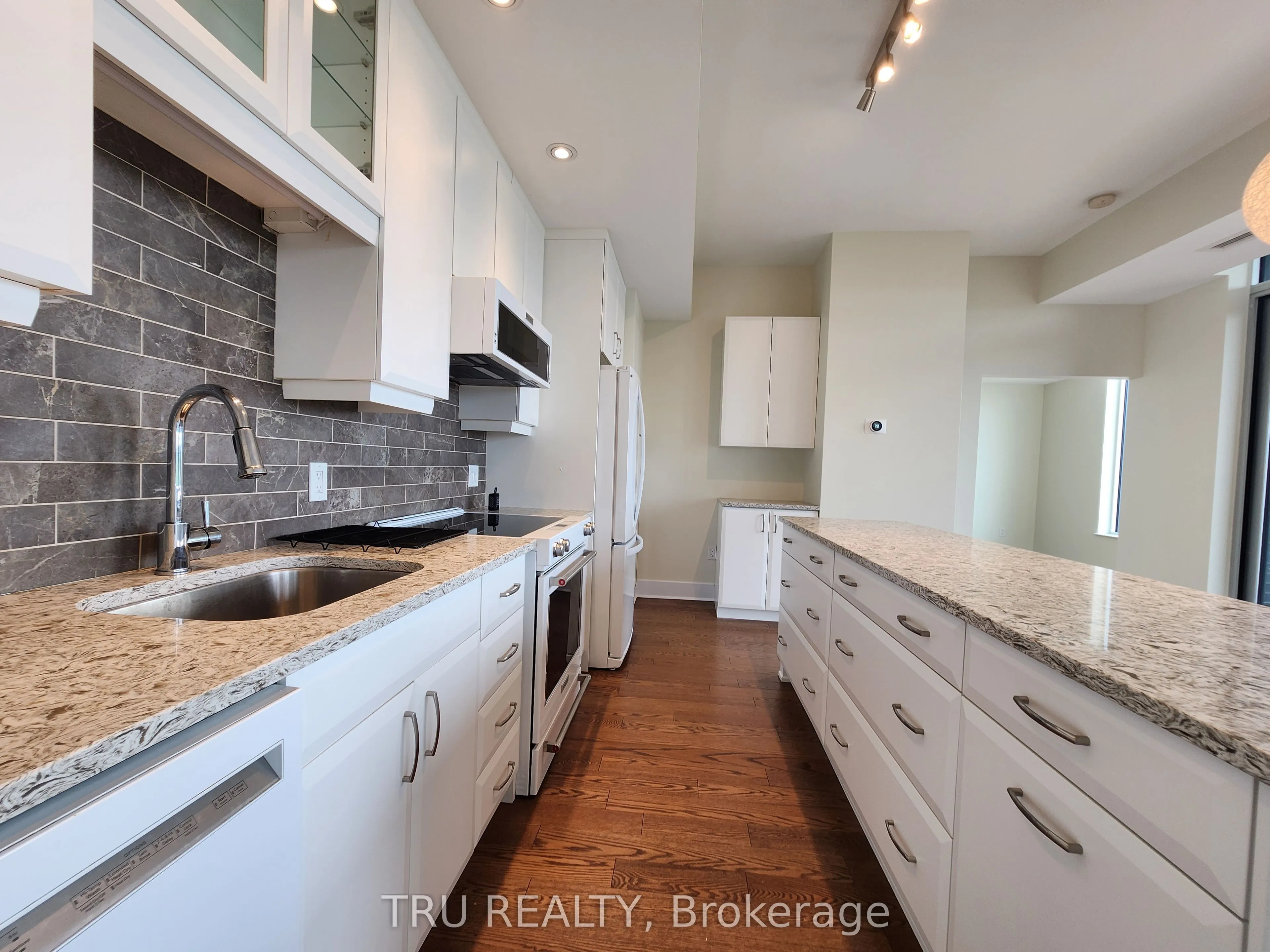 101 Richmond Road, #609